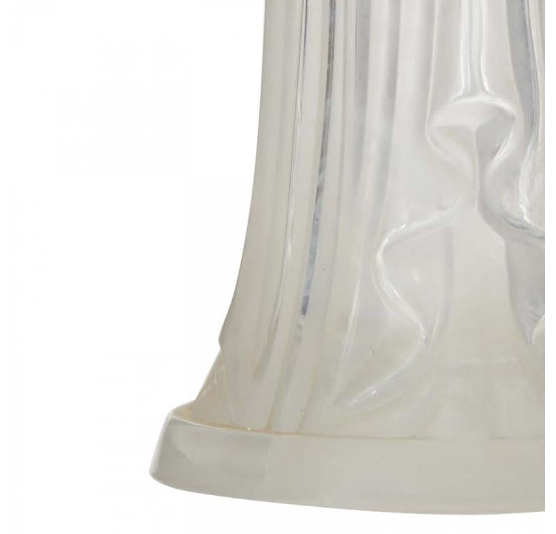 Flacone di profumo in vetro smerigliato Art Deco francese, rotondo e dal corpo alto (INDISCRET di LUCIEN LELONG) con un disegno modellato di un drappeggio pendente e un tappo a forma di fiocco (di Vierreries Brosse)