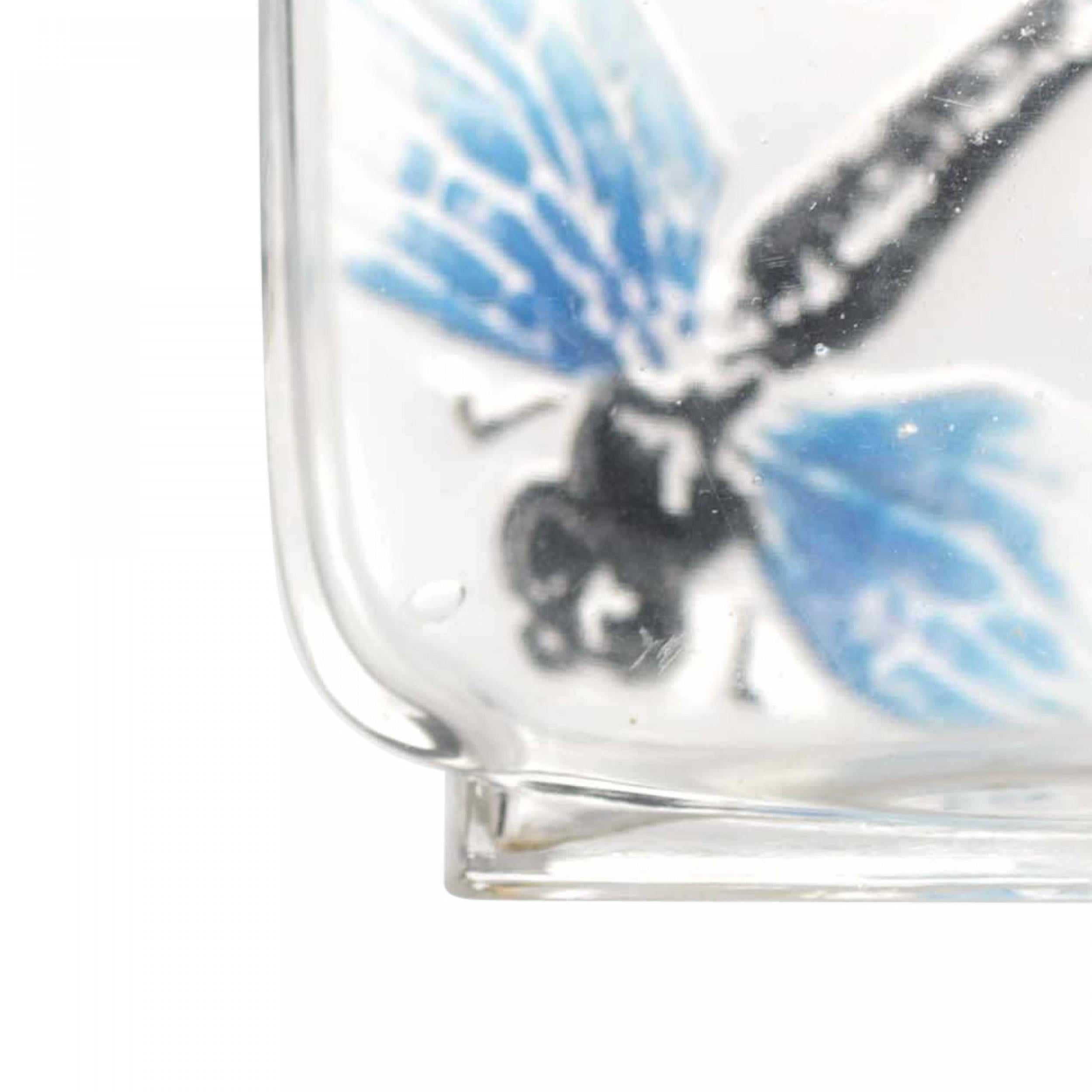 Flacone di profumo rettangolare in vetro trasparente e smerigliato francese Art Deco LES SYLVIES by VIOLET con libellule nere e blu smaltate a stampo e tappo piatto rotondo (firmato LUCIEN Gaillard)