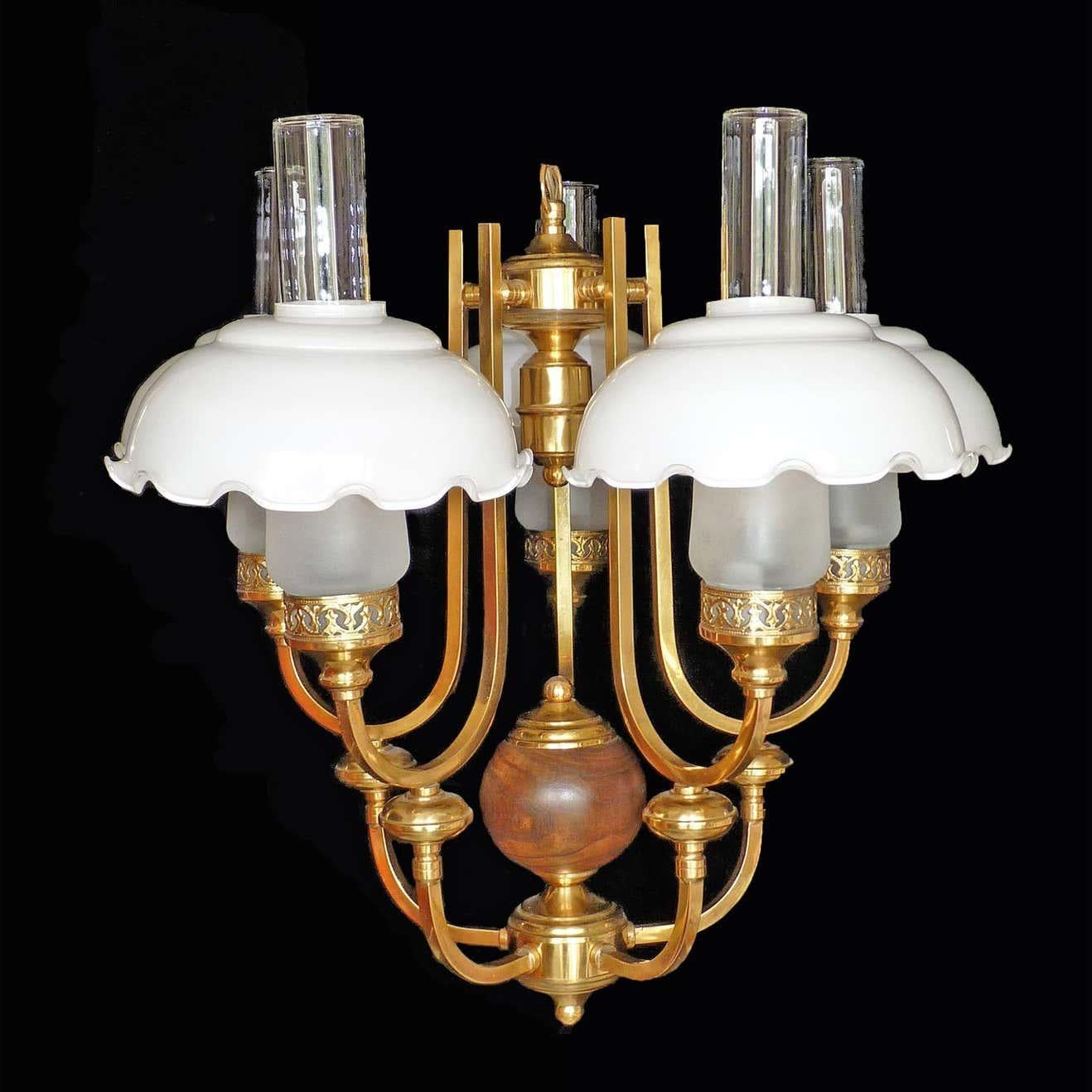 Französische Art-Déco-Bibliothek-Öllampe/Kronleuchter, vergoldetes Messing und Opalglasschirme (Holz) im Angebot