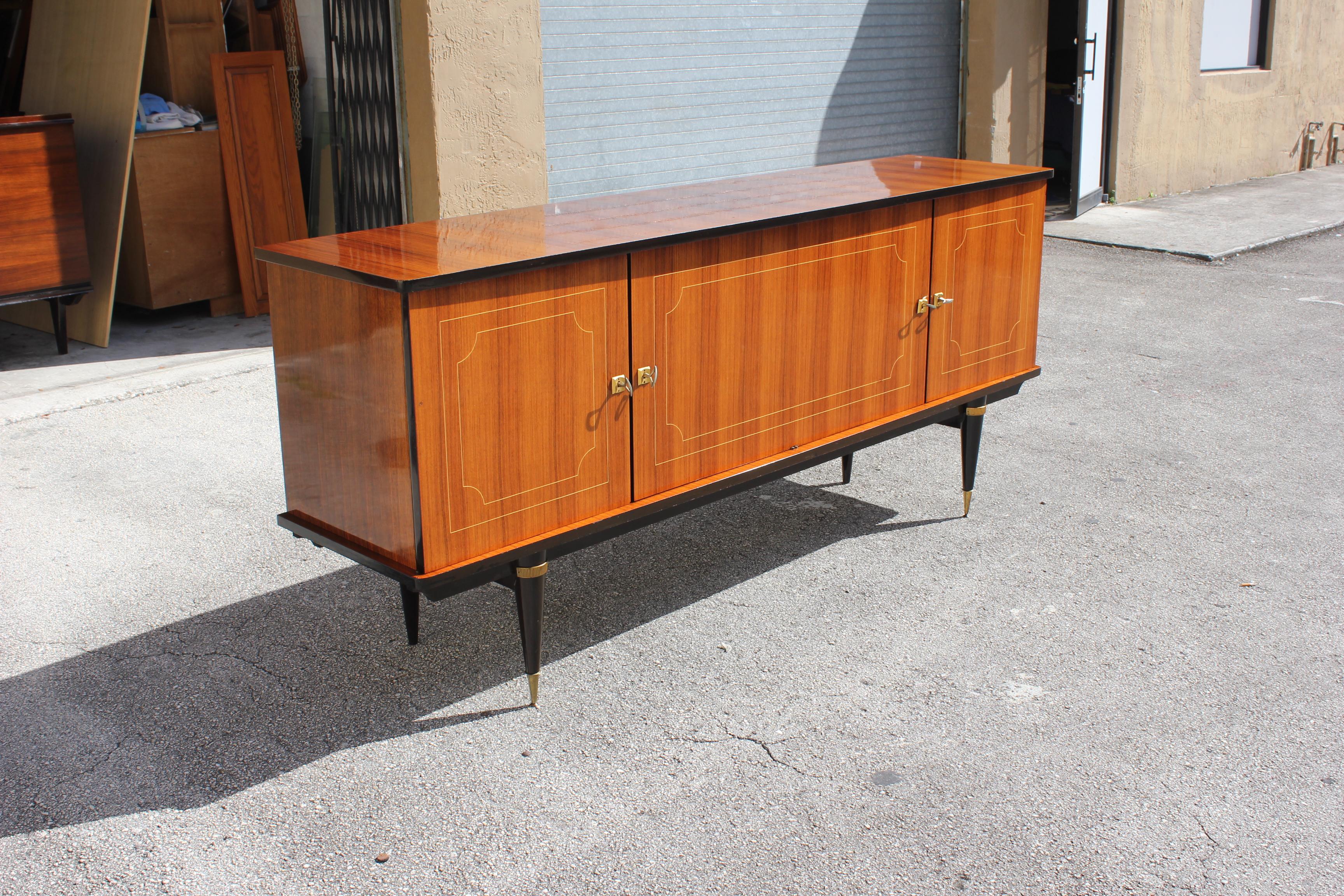 Beautiful French art deco light exotic Macassar ebony sideboard/buffet, circa 1940s. Very nice door design, the sideboard is in very good condition. With 2 drawers inside and 6 adjustable shelves, you can remove all the shelves if you need more