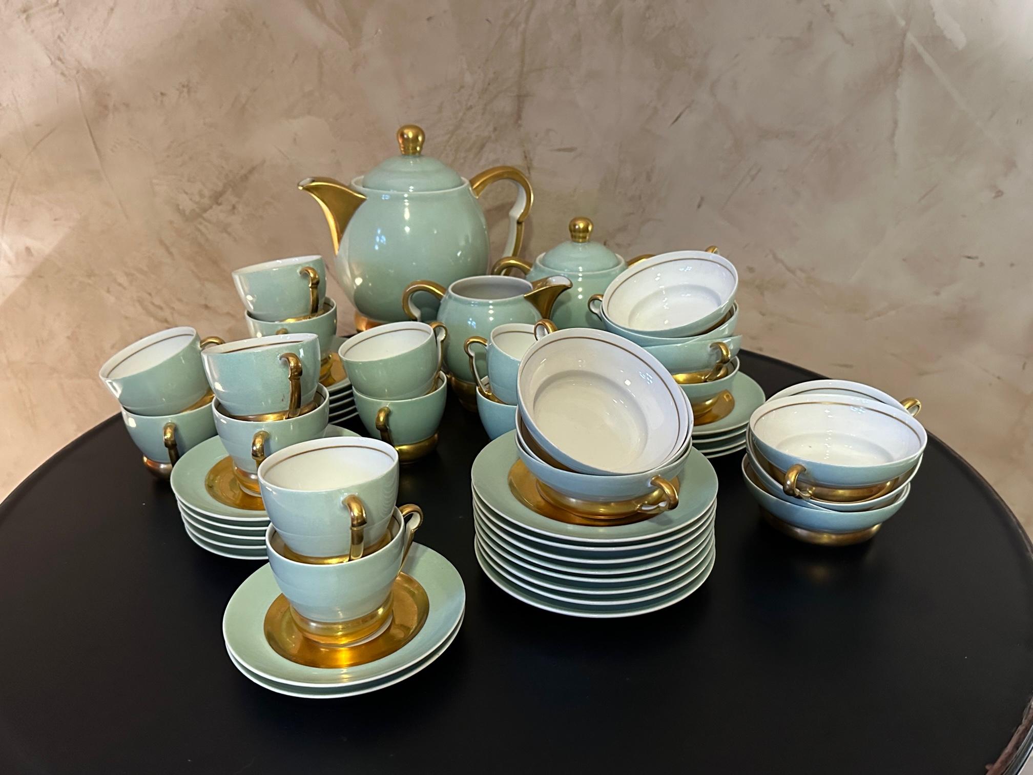 Beautiful coffee and tea service from the 1930s in Limoges porcelain by Raynaud (stamp under each piece), consisting of a teapot, a milk jug, a sugar bowl, 12 coffee cups and their saucers and 12 tea cups and their saucers. Pretty pastel green and