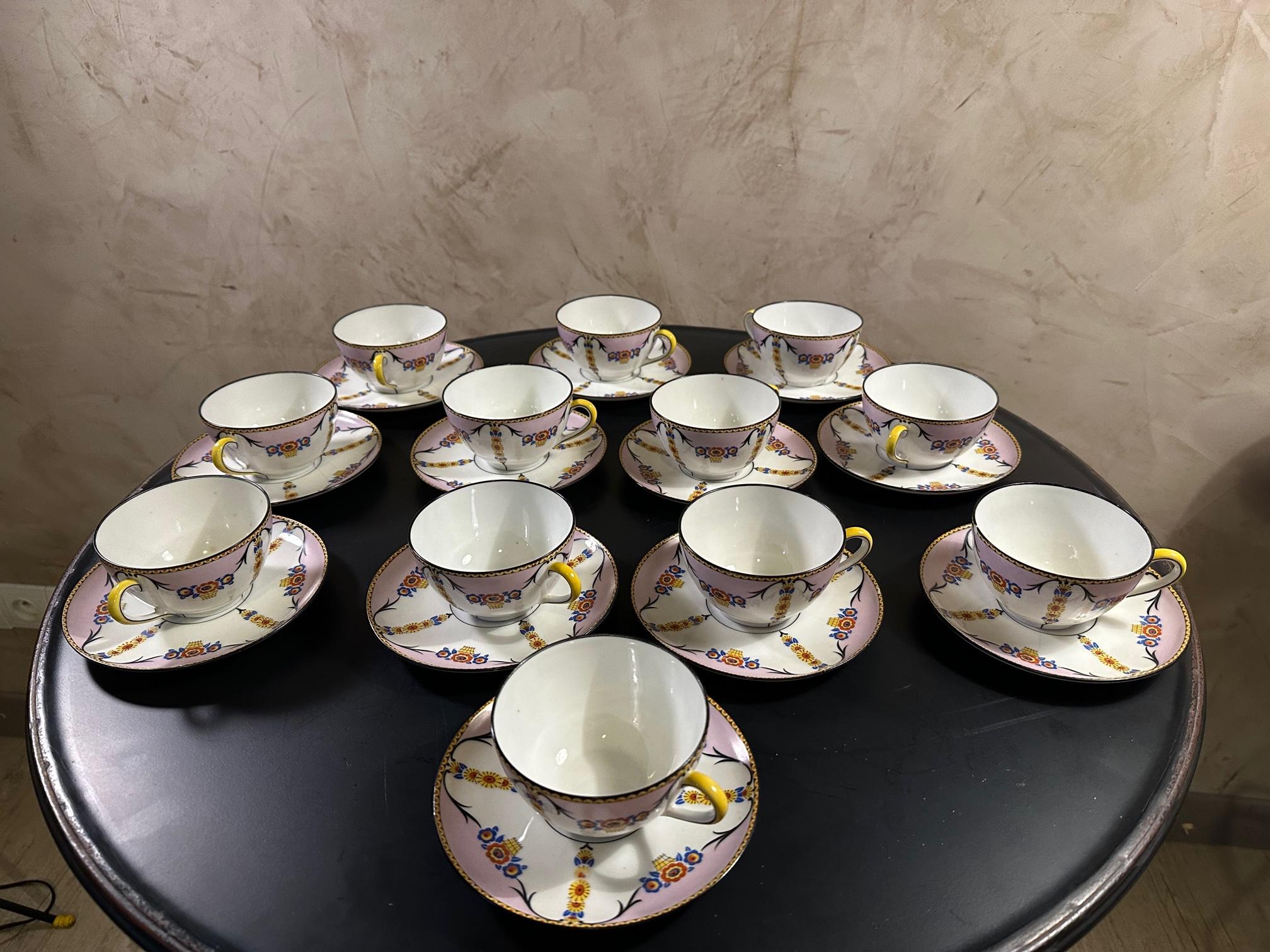 Très beau service à café avec leurs soucoupes en porcelaine de Limoges datant de 1925 en bon état.
Jolie couleur rose et fleurs bleues et jaunes.
Un seul gobelet est légèrement fissuré mais l'ensemble est en très bon état.