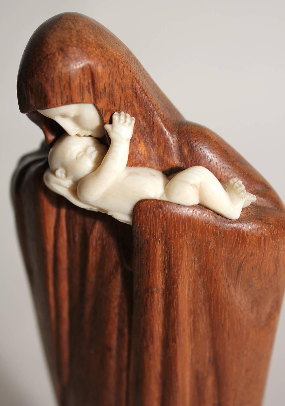 Milieu du XXe siècle Sculpture de la Madonna & Child de l'artiste française Lucienne Heuvelmans, inscrite sur la liste de l'Art Déco
