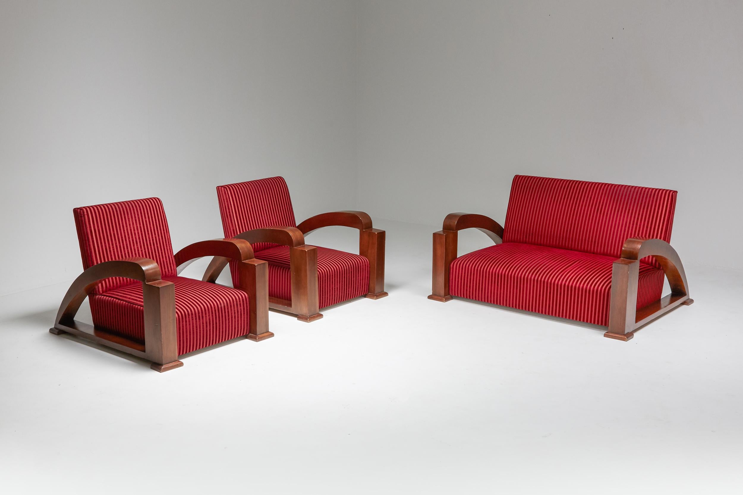 Art decó, sillones y sofá, sofá, terciopelo rojo, Francia, Principios a mediados del siglo XX

Impresionante conjunto de sillones y sofá a juego.
Los reposabrazos en forma de swoosh dan a estas voluminosas piezas un efecto elegante y