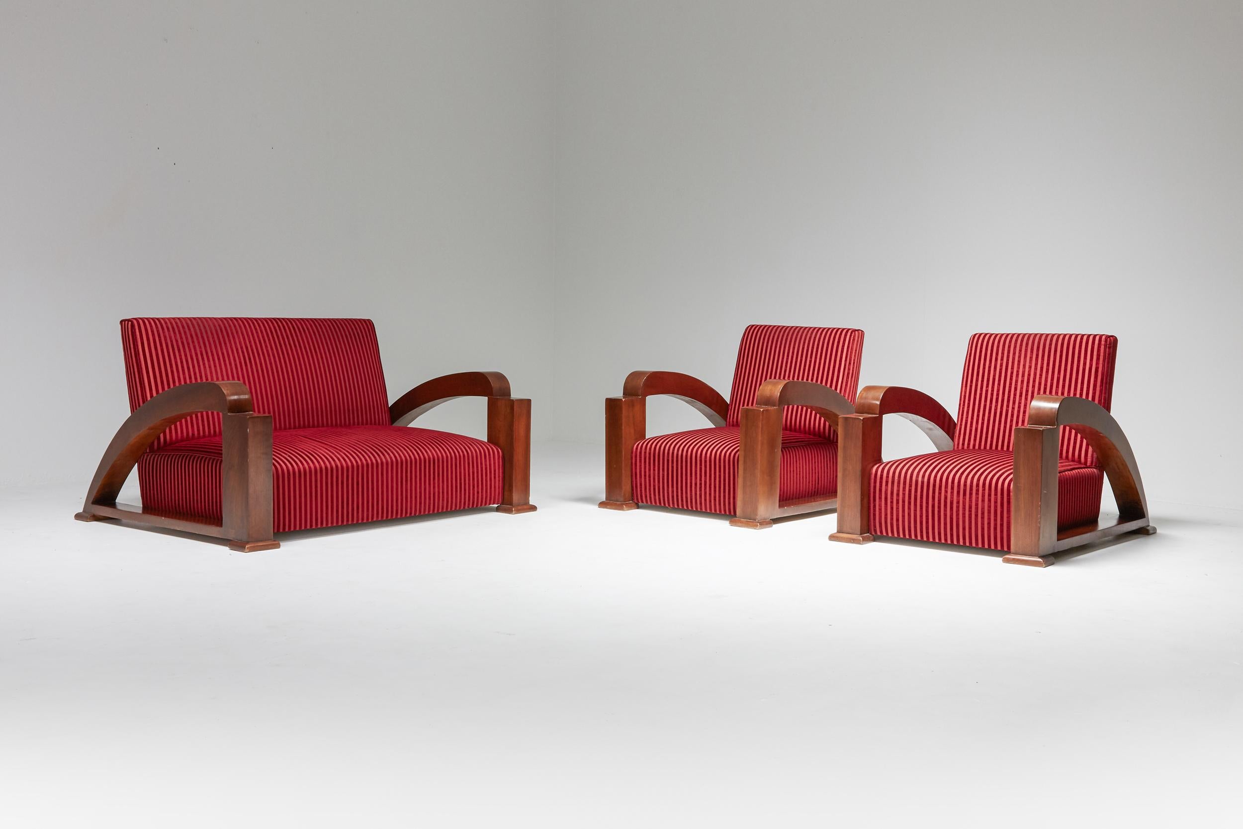 Juego de salón Art Déco francés de terciopelo rojo a rayas y con reposabrazos en forma de swoosh Art Decó en venta