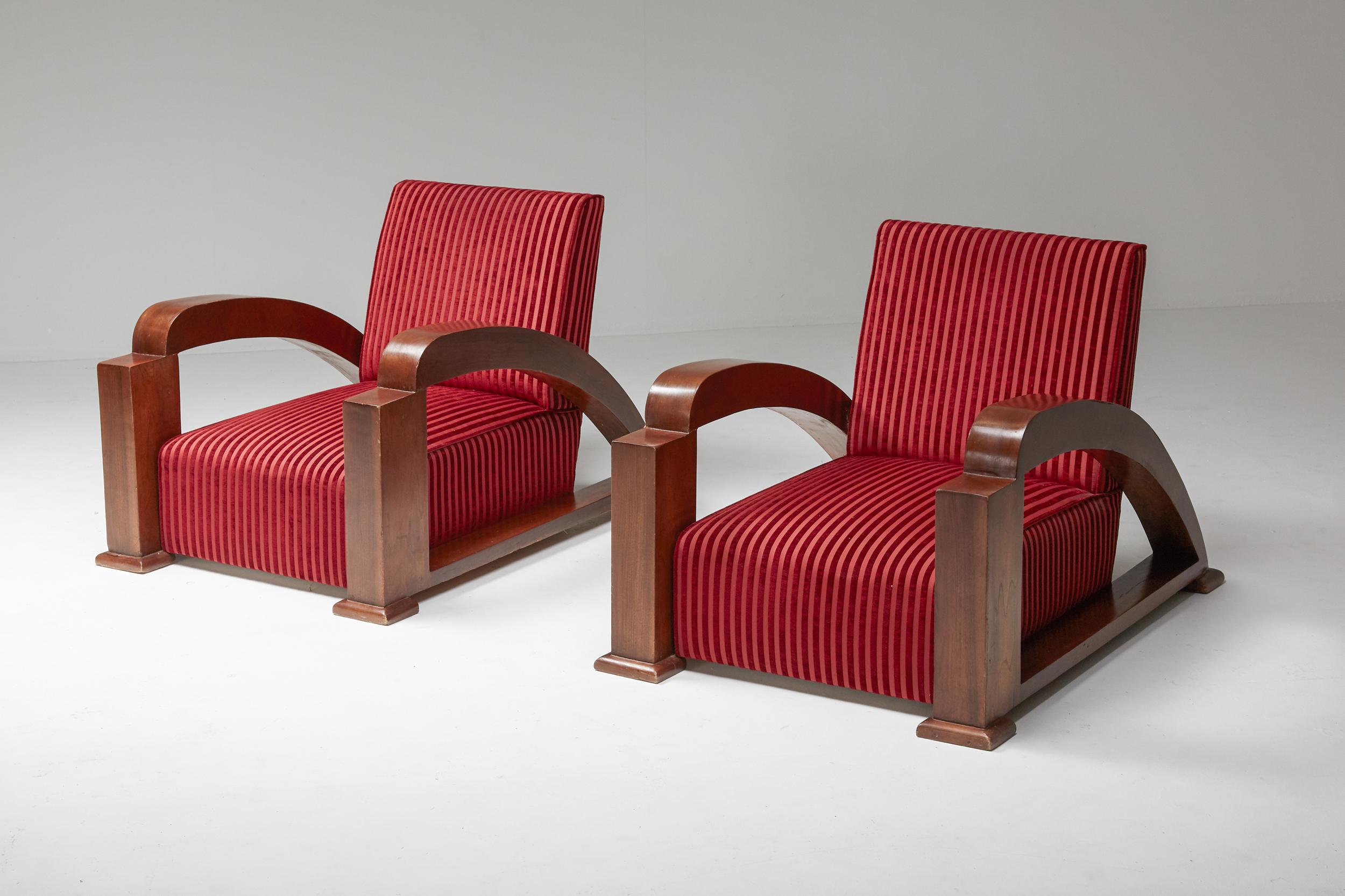 Juego de salón Art Déco francés de terciopelo rojo a rayas y con reposabrazos en forma de swoosh Francés en venta