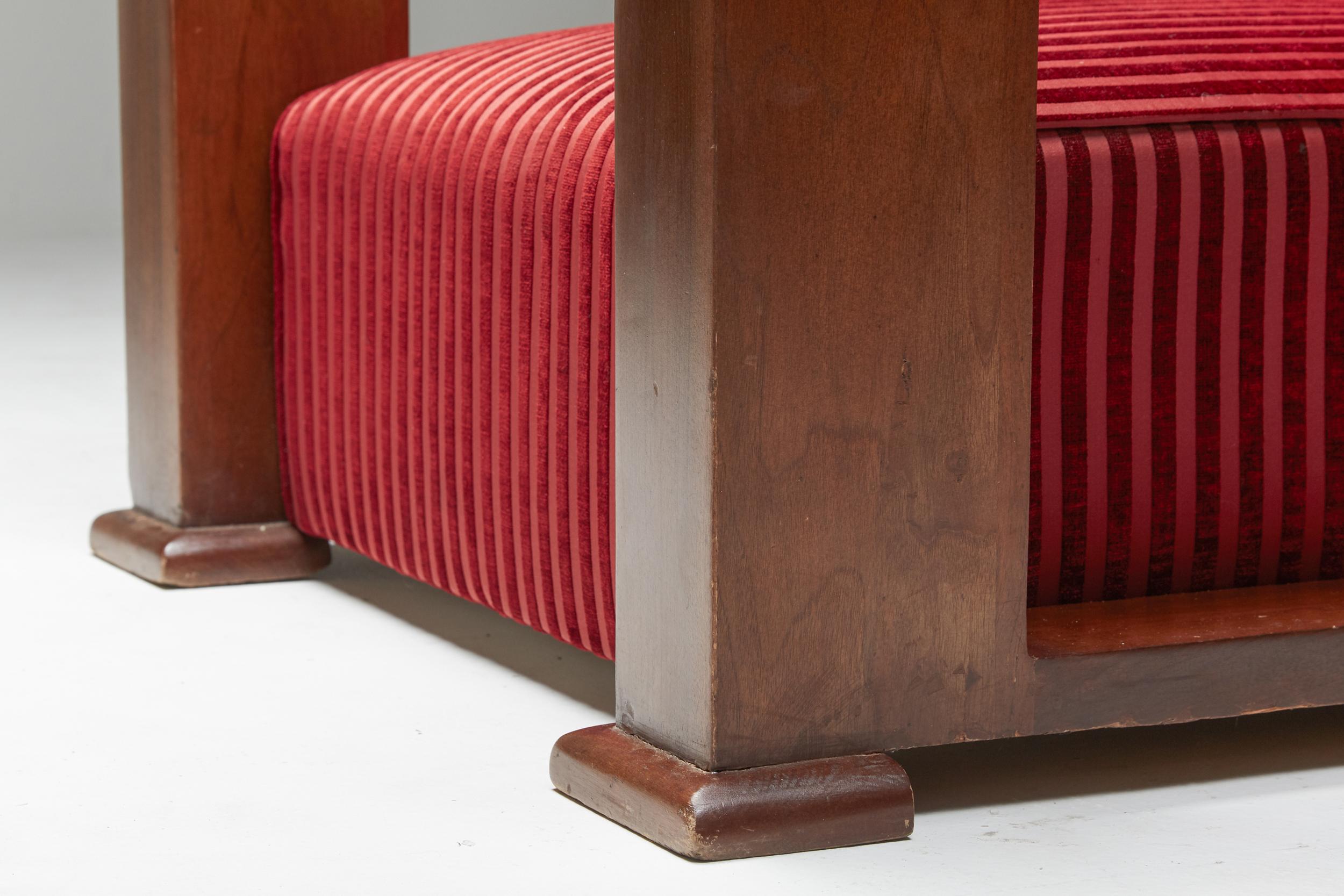 Juego de salón Art Déco francés de terciopelo rojo a rayas y con reposabrazos en forma de swoosh Terciopelo en venta
