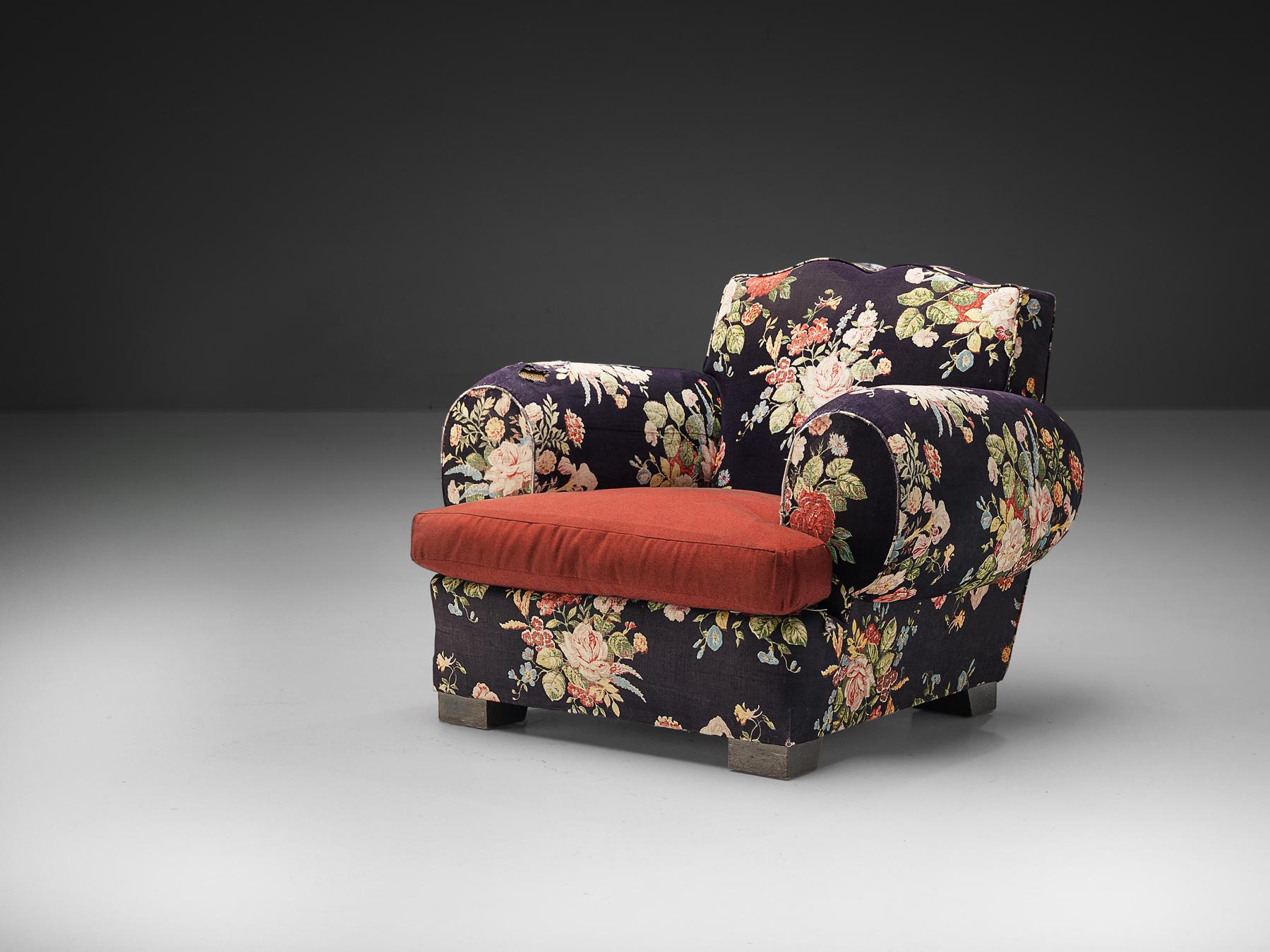 Lounge chair, fabric, wood, France, 1950s

This lovely lounge chair shows a strong resemblance to the aesthetics of the French designer Maurice Rinck (1902-1983). For instance, the subtle yet elegant curves of the backrest and the large, bulky
