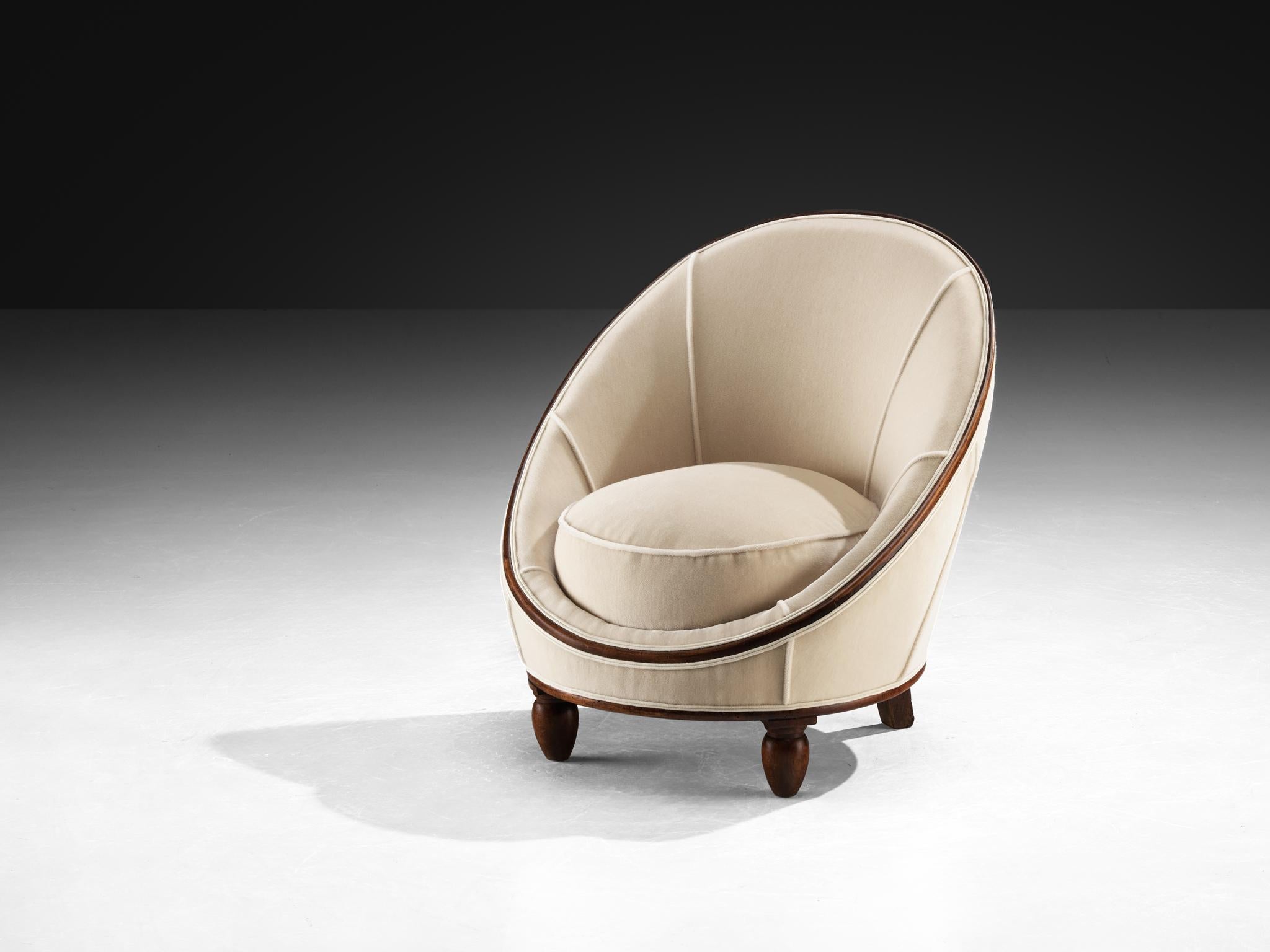 Chaise longue, hêtre, tissu retapissé, France, années 1930

Un charmant design français qui capture parfaitement le raffinement et la sophistication du mouvement Art déco. Le style rappelle le travail du célèbre designer français Maurice Dufrêne. La