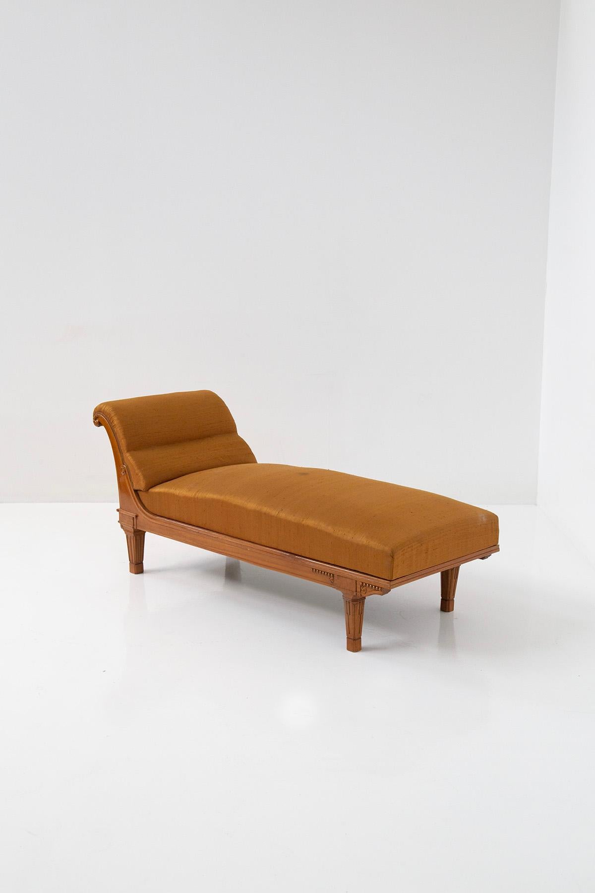 La chaise longue française raffinée, datant de la période entre l'Art nouveau et l'Art déco, est un meuble vraiment exquis. Tapissé d'un luxueux satin de soie orange, il respire l'élégance et la sophistication. L'utilisation d'un tissu aussi