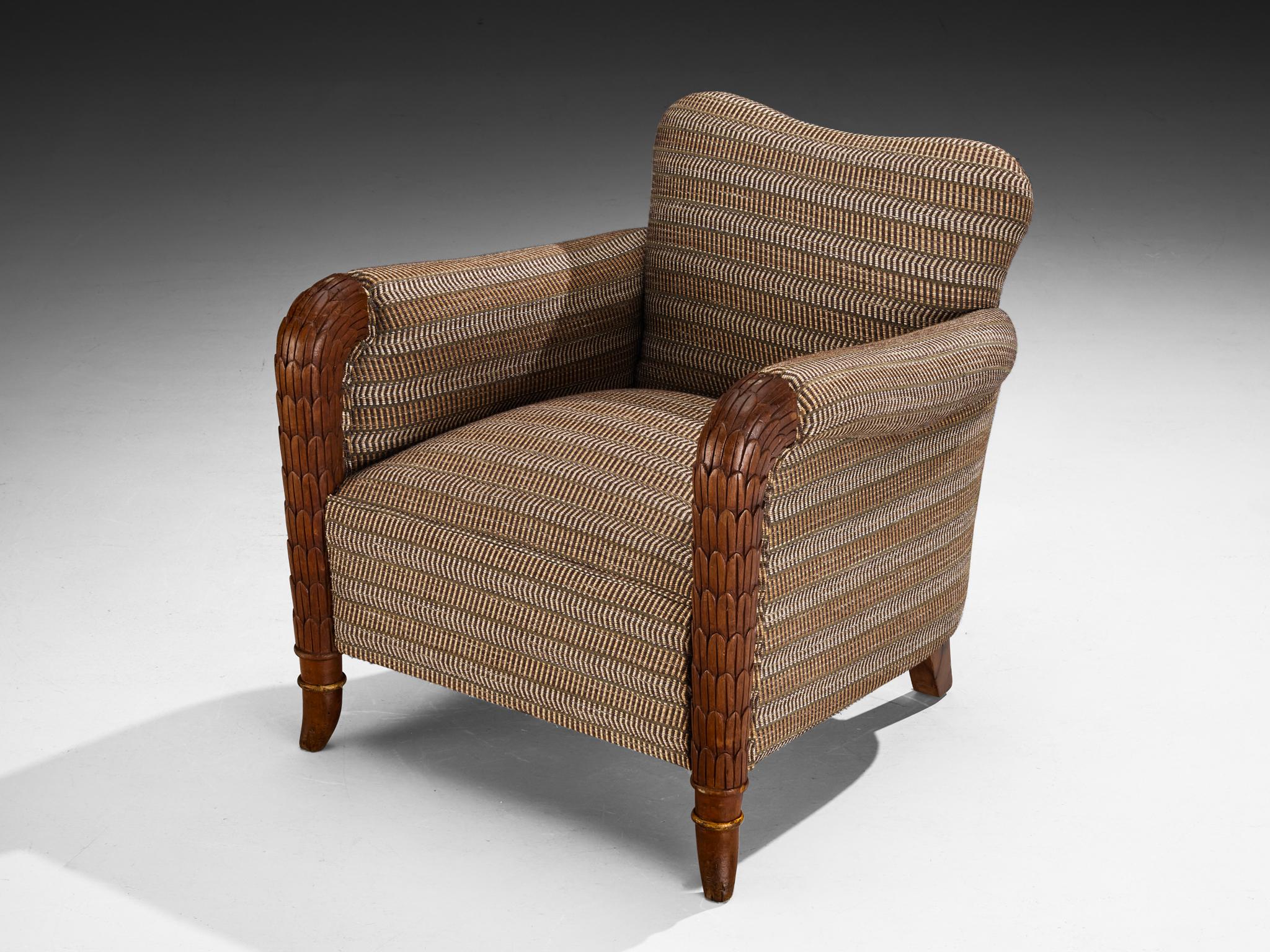 Sedia da salotto, mogano, tessuto, Francia, anni '30

Una squisita poltrona da salotto, realizzata in Francia negli anni '30. Questo raffinato mobile è un esempio di design Art Déco, che dimostra eleganza e maestria. La sua forma è accentuata dai