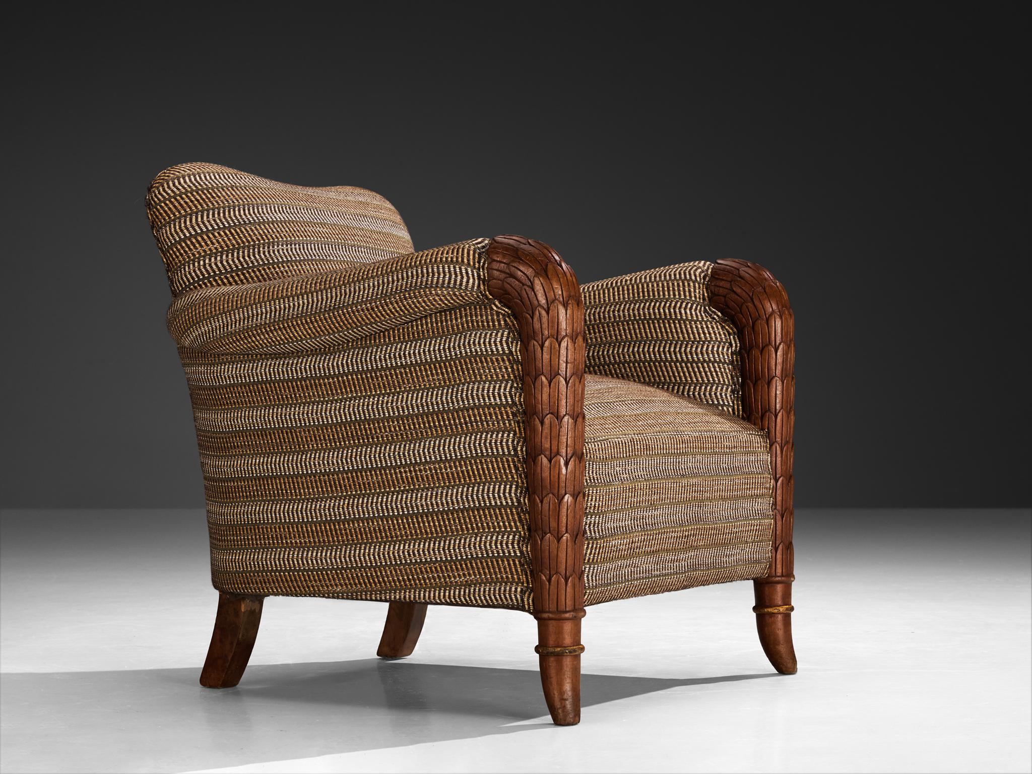 Sedia da salotto francese Art Carved con braccioli intagliati e motivo di piume in vendita 2