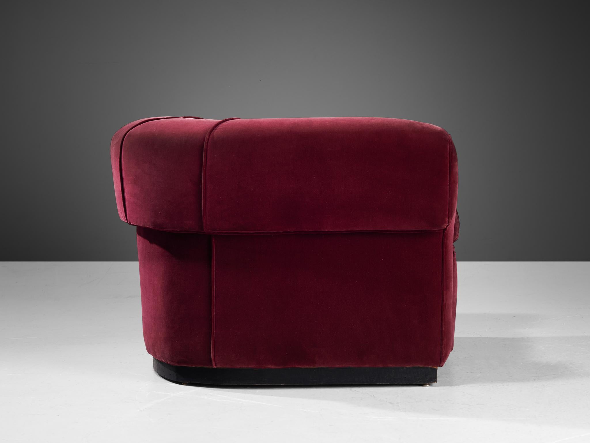 Italian Art Deco Pair of Lounge Chairs in Burgundy Velvet For Sale 3