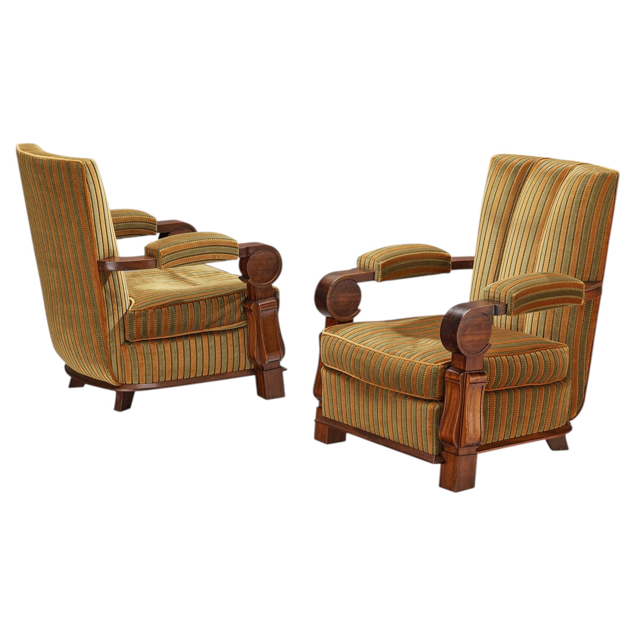 What is the difference between a lounge and recliner?