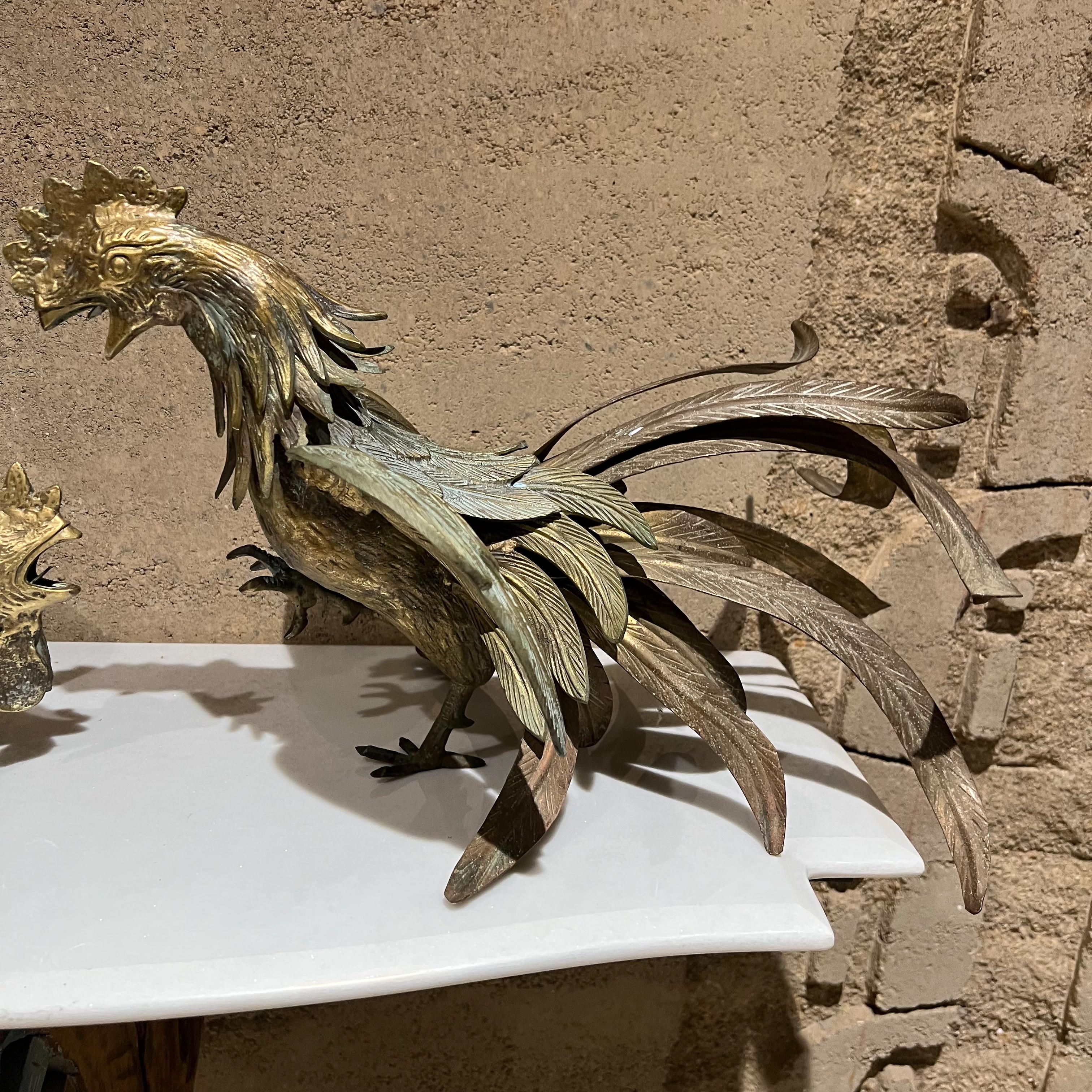French Art Deco Lovely Expressive Rooster Bronze Table Sculpture Gallos Fighting In Good Condition For Sale In Chula Vista, CA