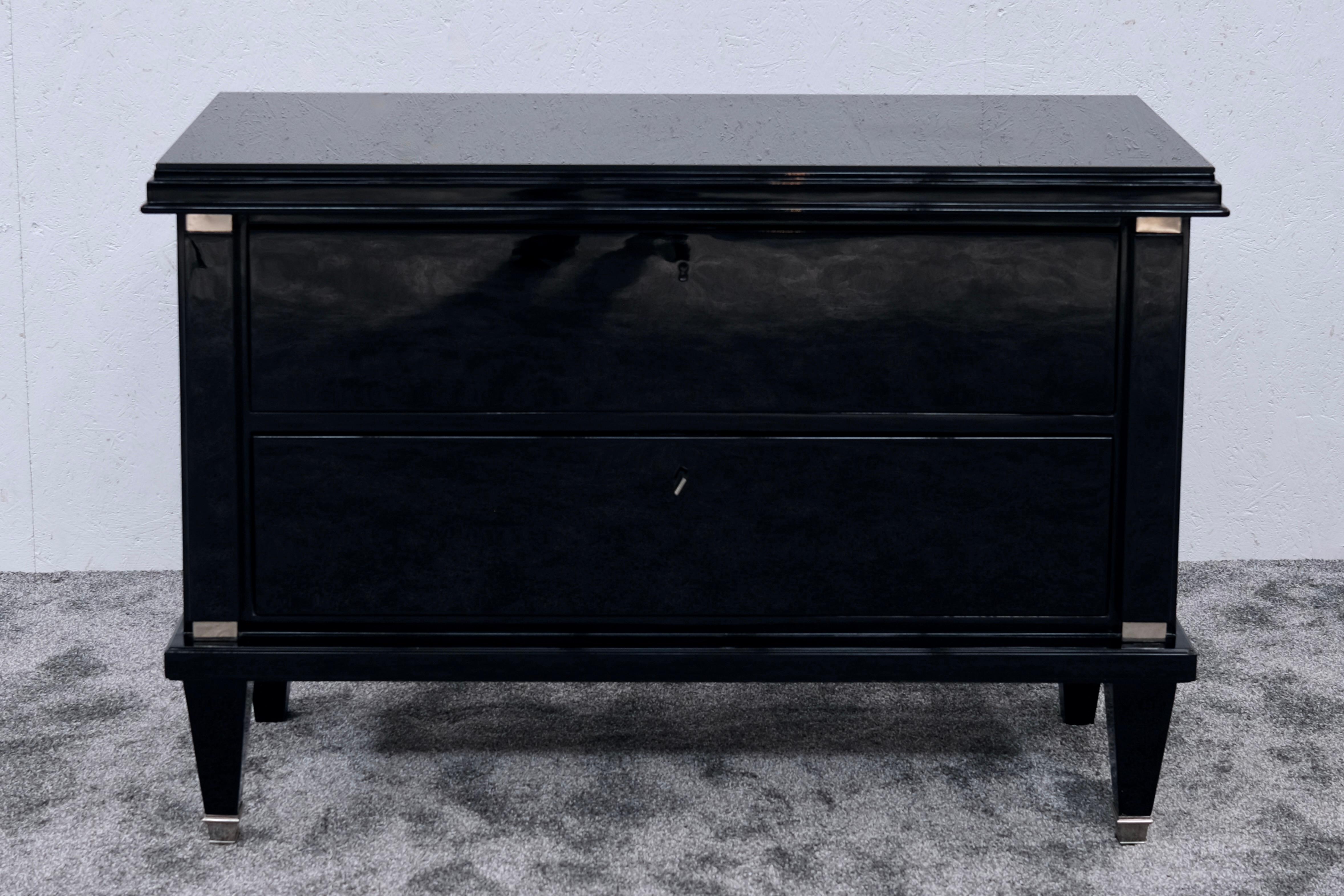 Un pezzo di Art Déco francese degli anni '30 splendidamente conservato: Questa cassettiera bassa combina una simmetria raffinata con sorprendenti contrasti di materiali, rendendola un'aggiunta elegante e funzionale a qualsiasi interno. 

Rifinito in