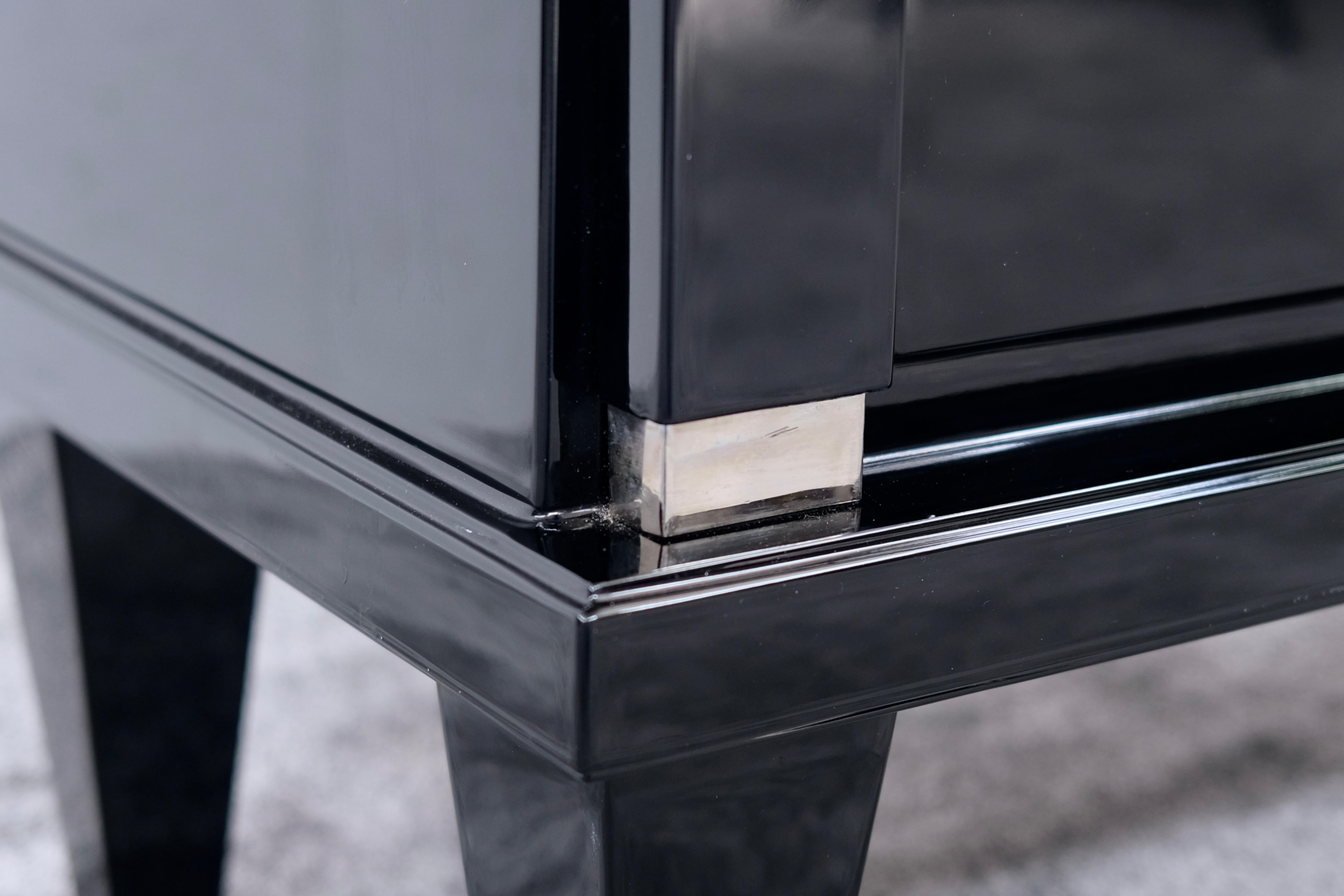 Annerito Cassettiera bassa Art Deco francese in nero con accenti cromati, anni '30 in vendita