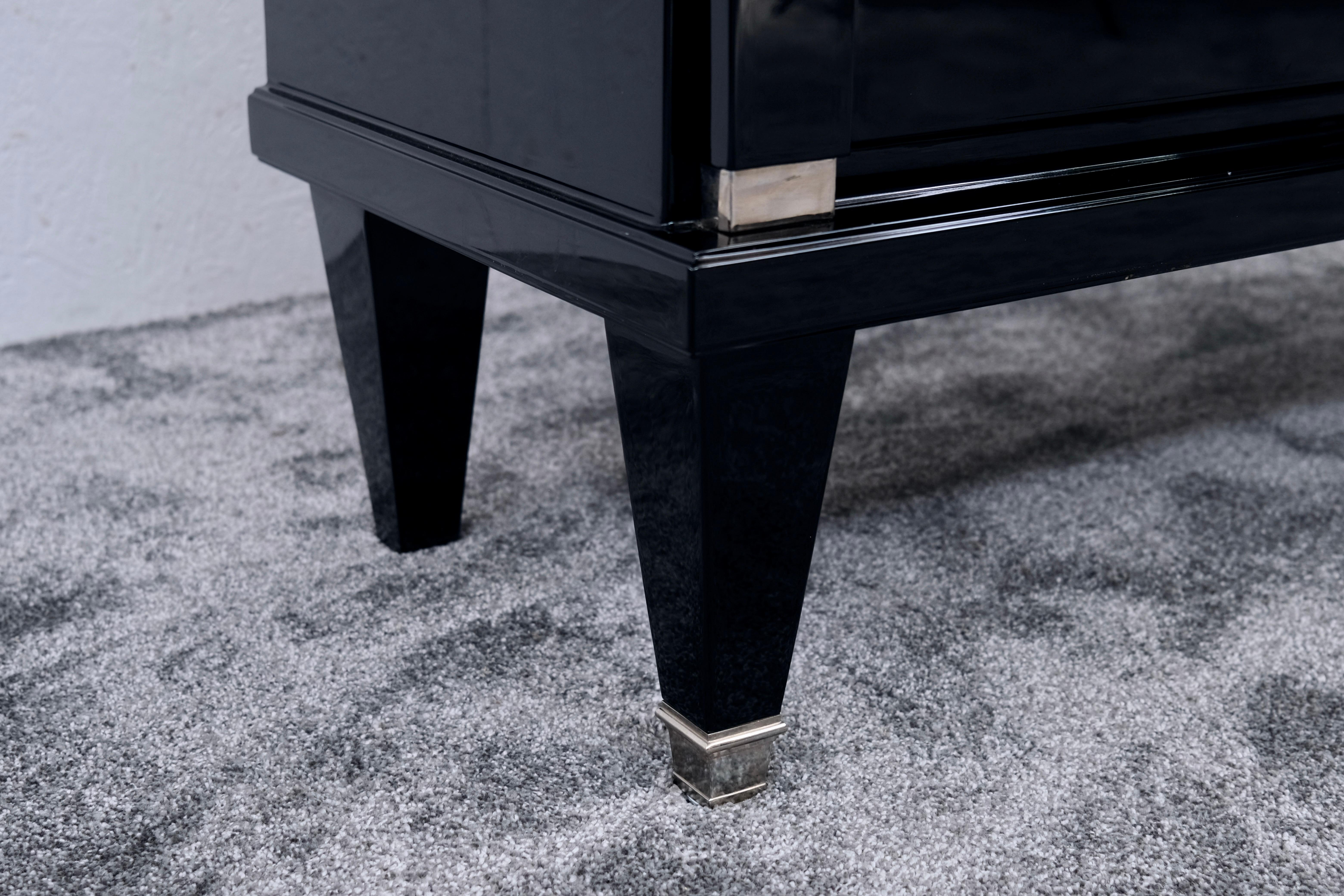 Cassettiera bassa Art Deco francese in nero con accenti cromati, anni '30 In condizioni buone in vendita a Ulm, DE