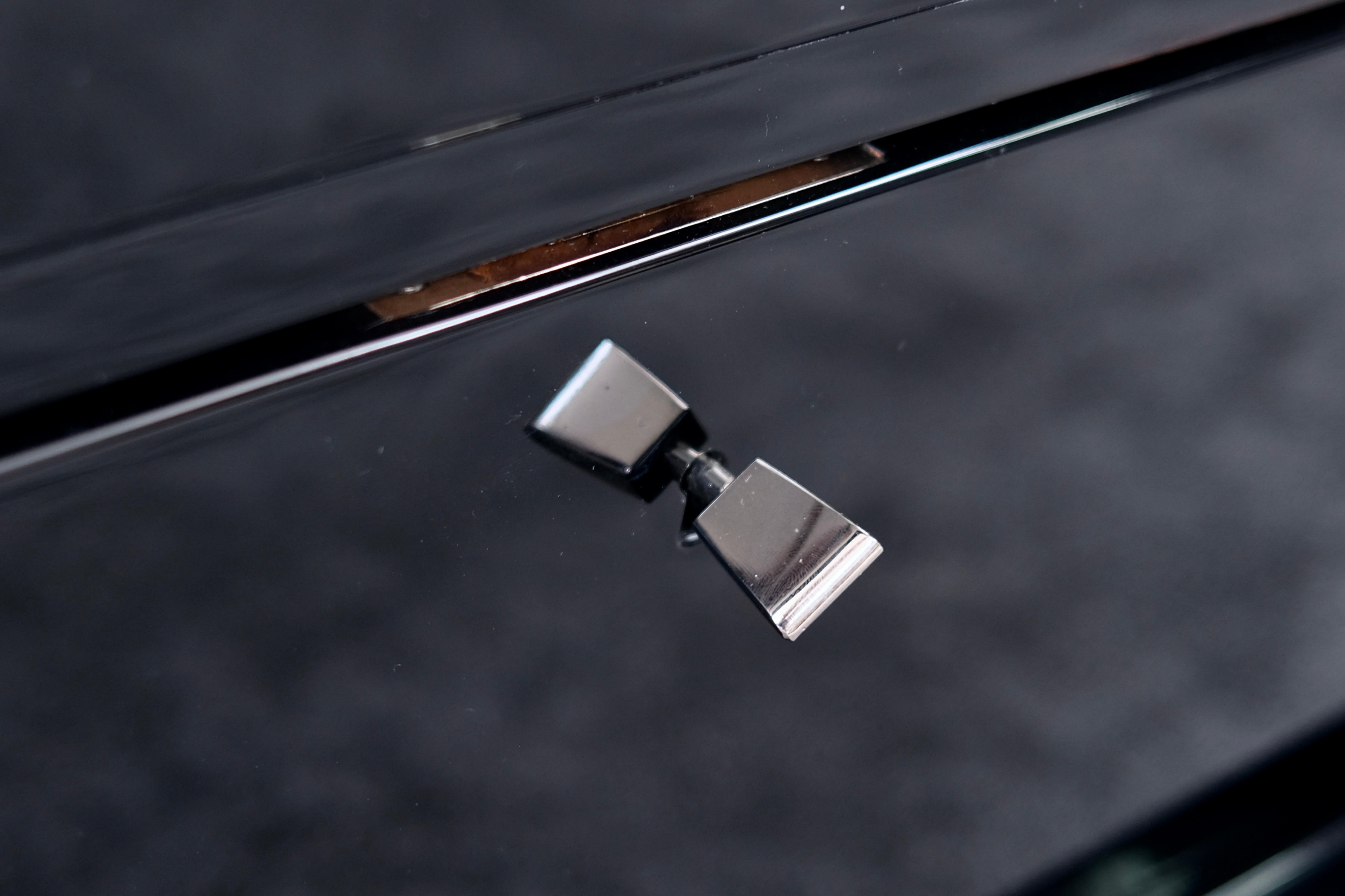 Metà XX secolo Cassettiera bassa Art Deco francese in nero con accenti cromati, anni '30 in vendita