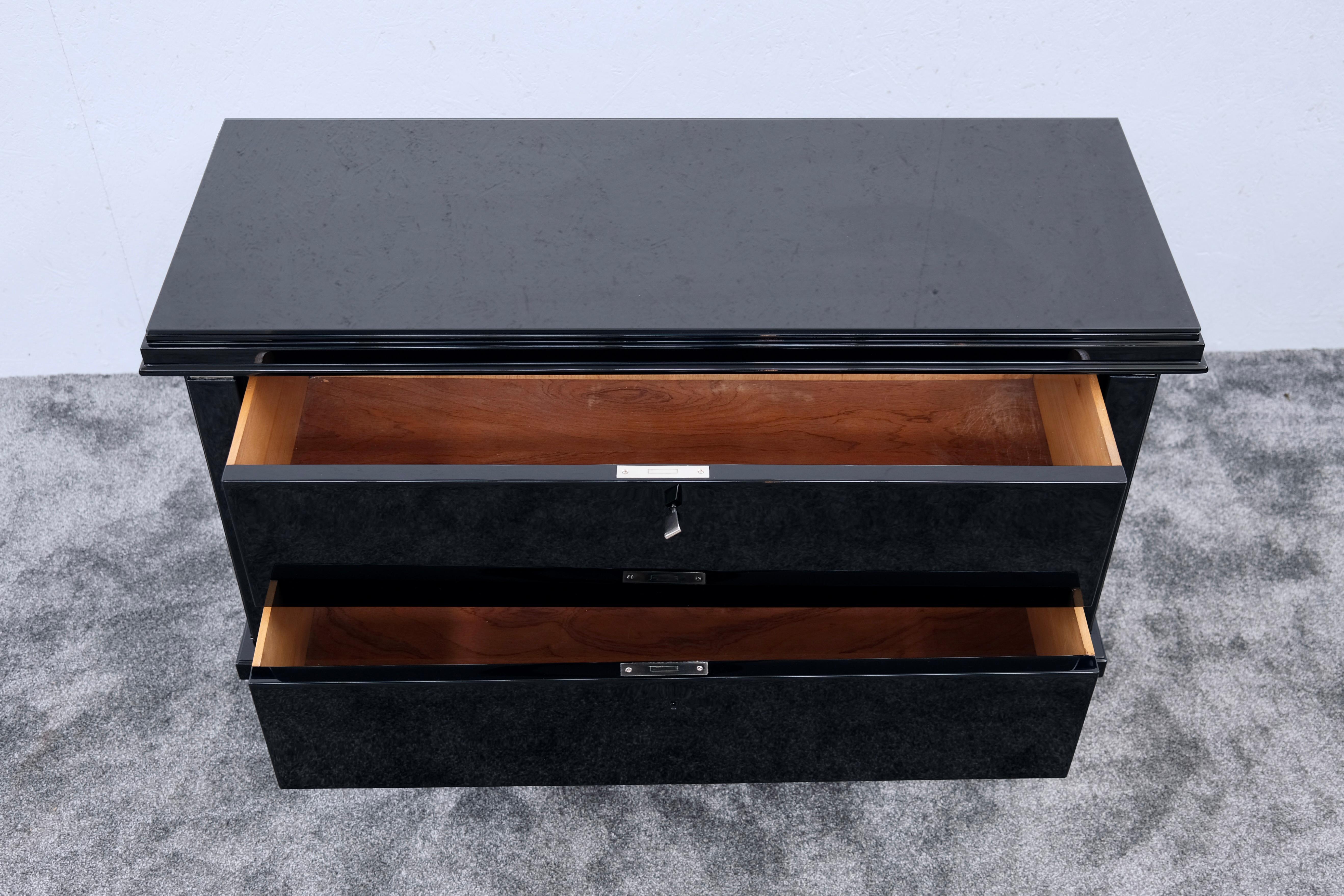 Cassettiera bassa Art Deco francese in nero con accenti cromati, anni '30 in vendita 1