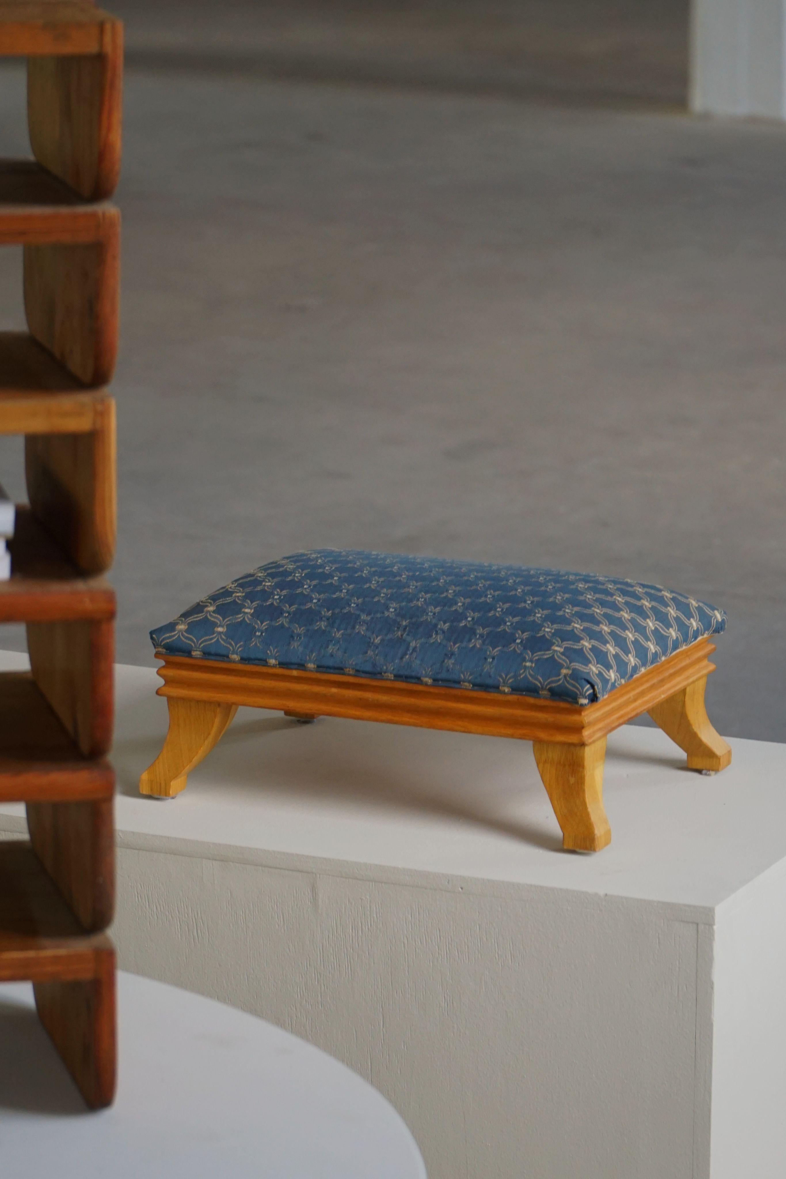 Sgabello francese con piede basso in stile Art Déco con tappezzeria vintage realizzato negli anni '40 in vendita 3