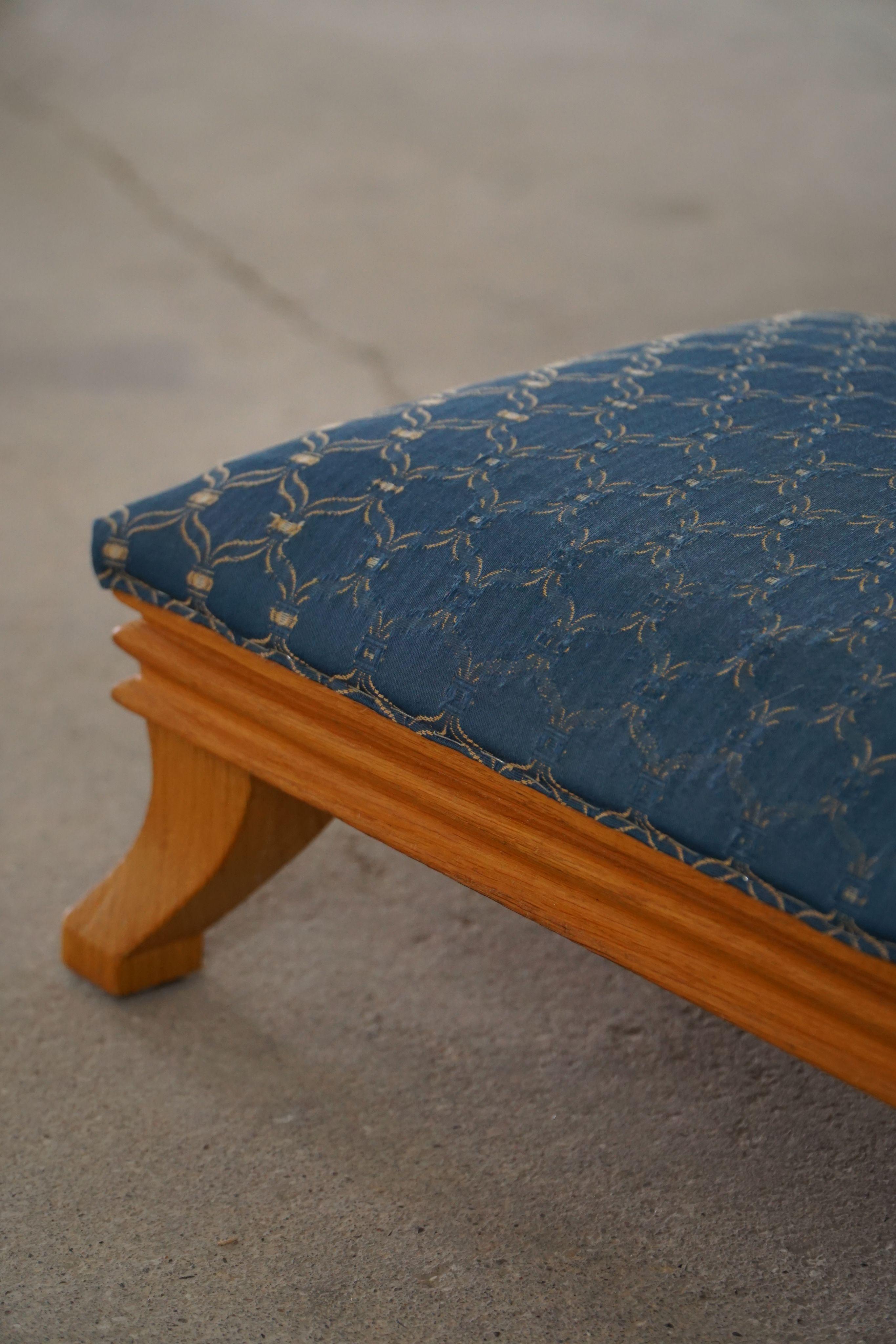 Tessuto Sgabello francese con piede basso in stile Art Déco con tappezzeria vintage realizzato negli anni '40 in vendita