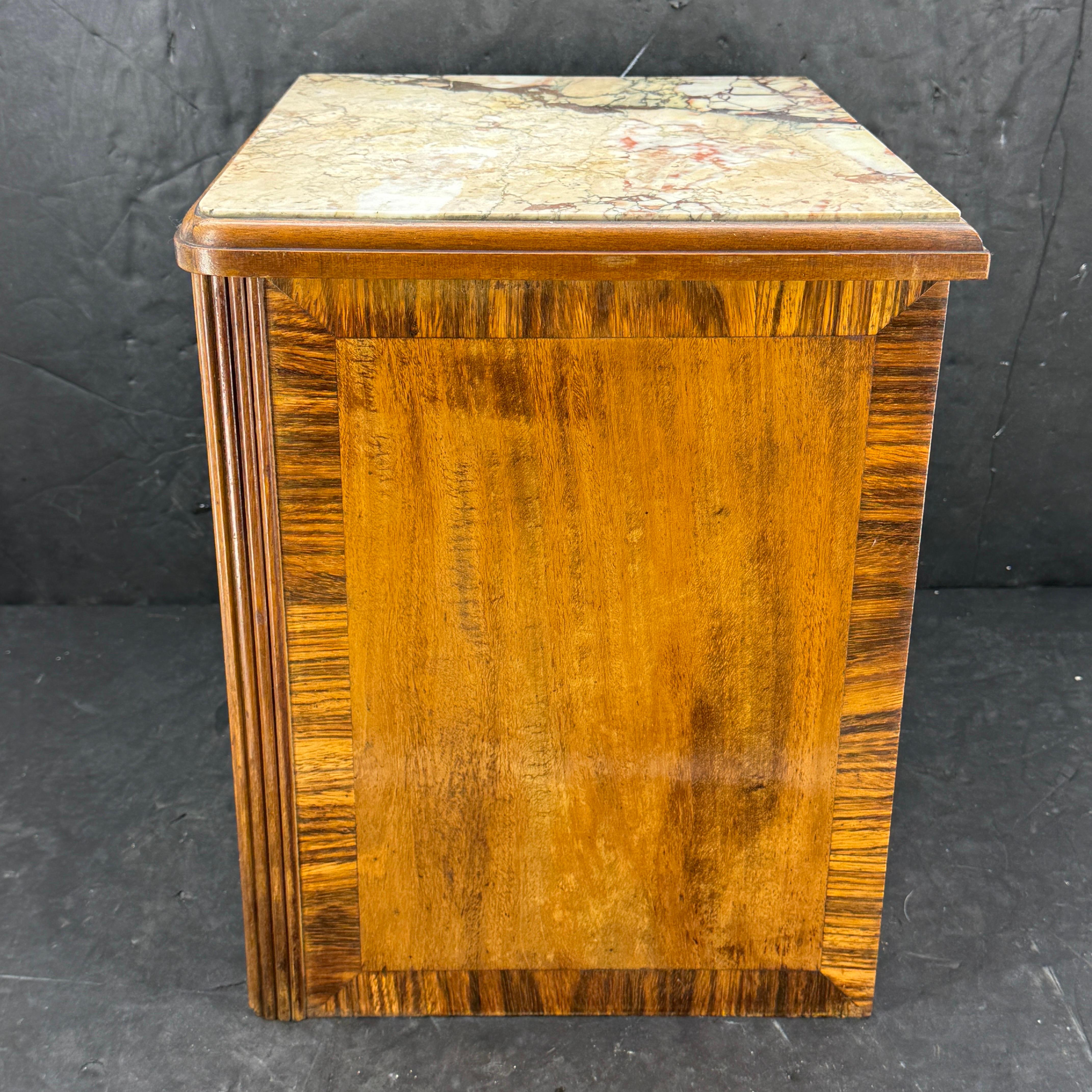 Milieu du XXe siècle French Art Deco Low Wood Nightstand Side End Table with Marble Top en vente