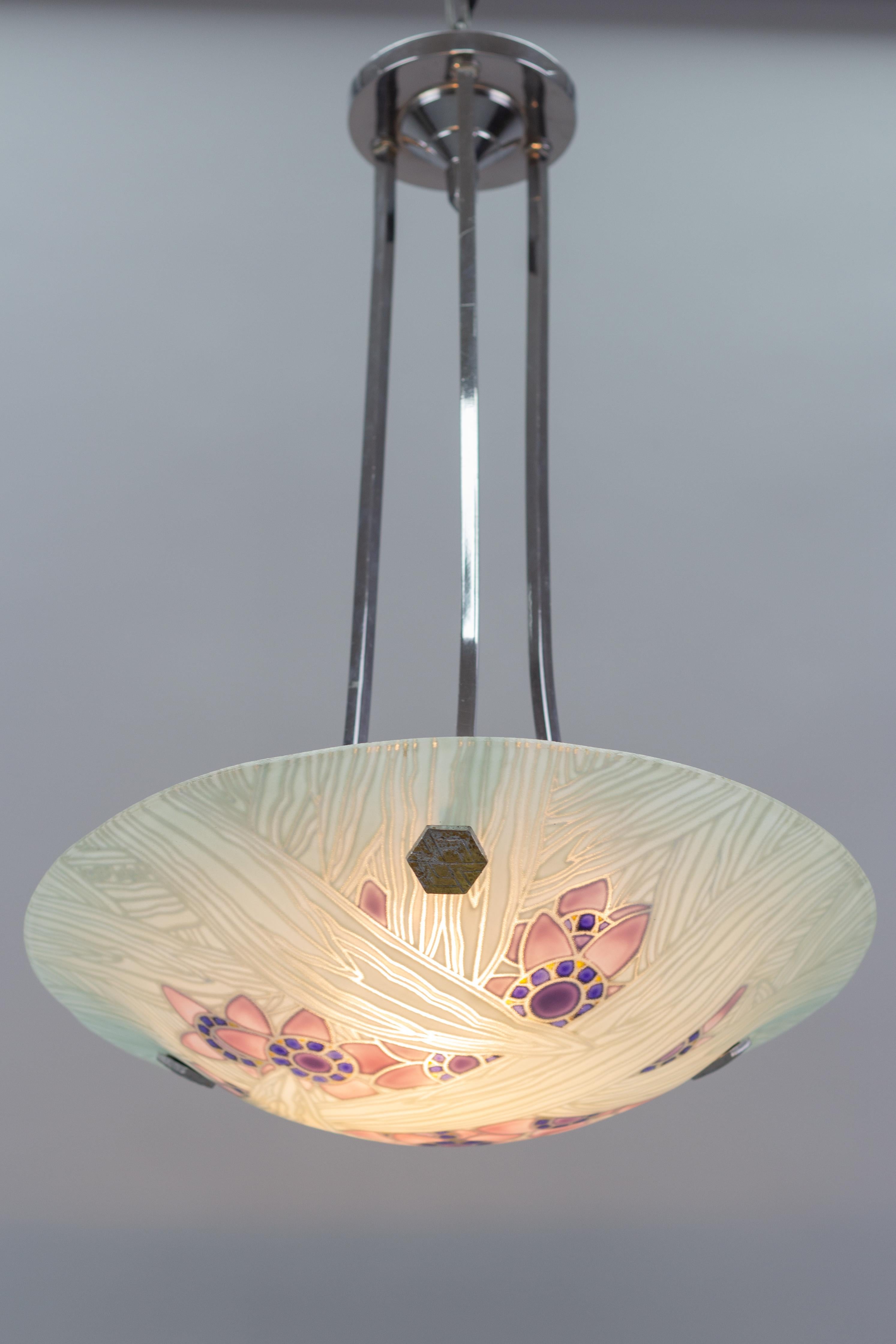 Lampe à suspension Art Déco française en verre à fleurs et chrome signée Loys Lucha, années 1930 en vente 1