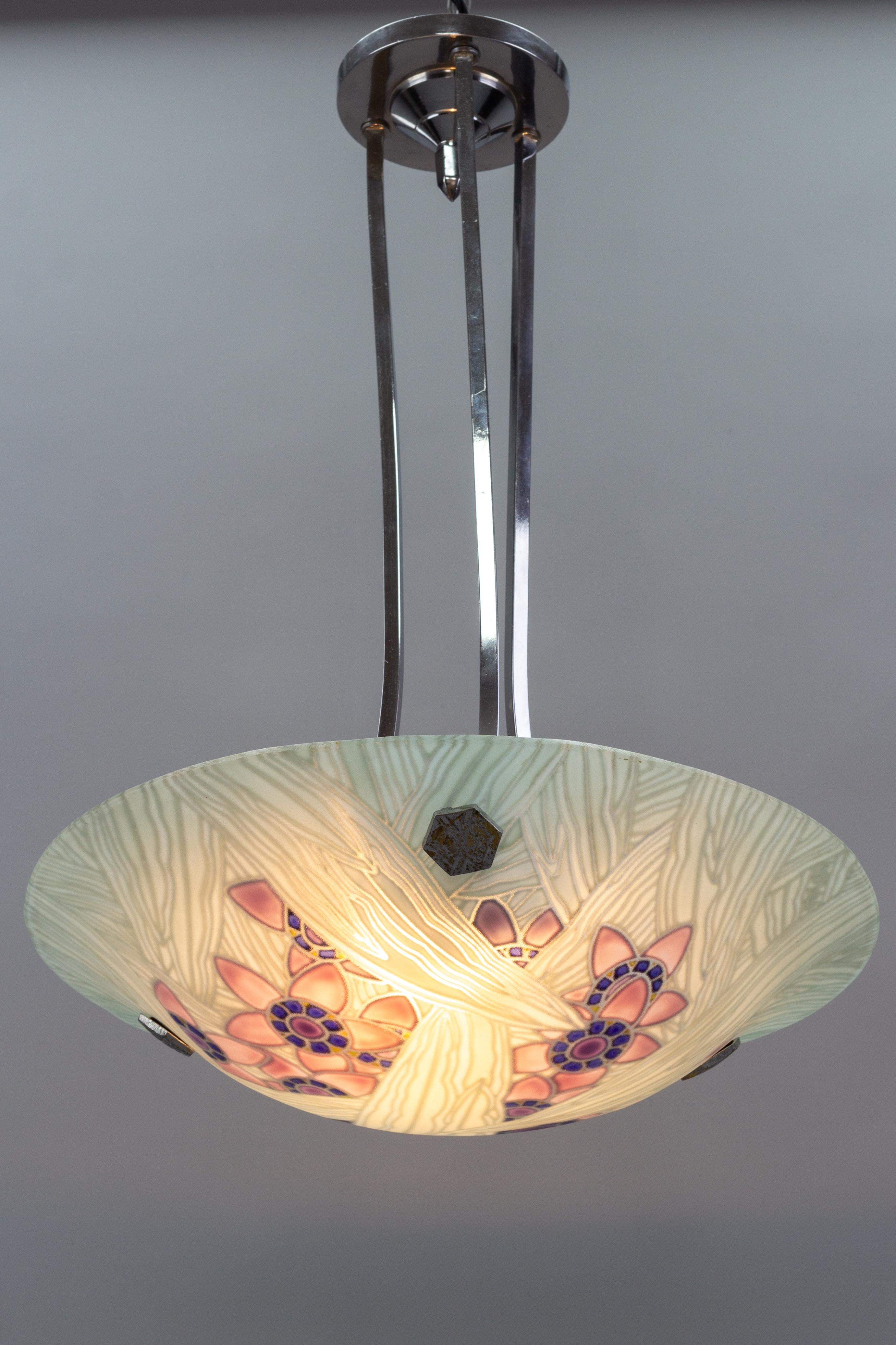 Art déco Lampe à suspension Art Déco française en verre à fleurs et chrome signée Loys Lucha, années 1930 en vente