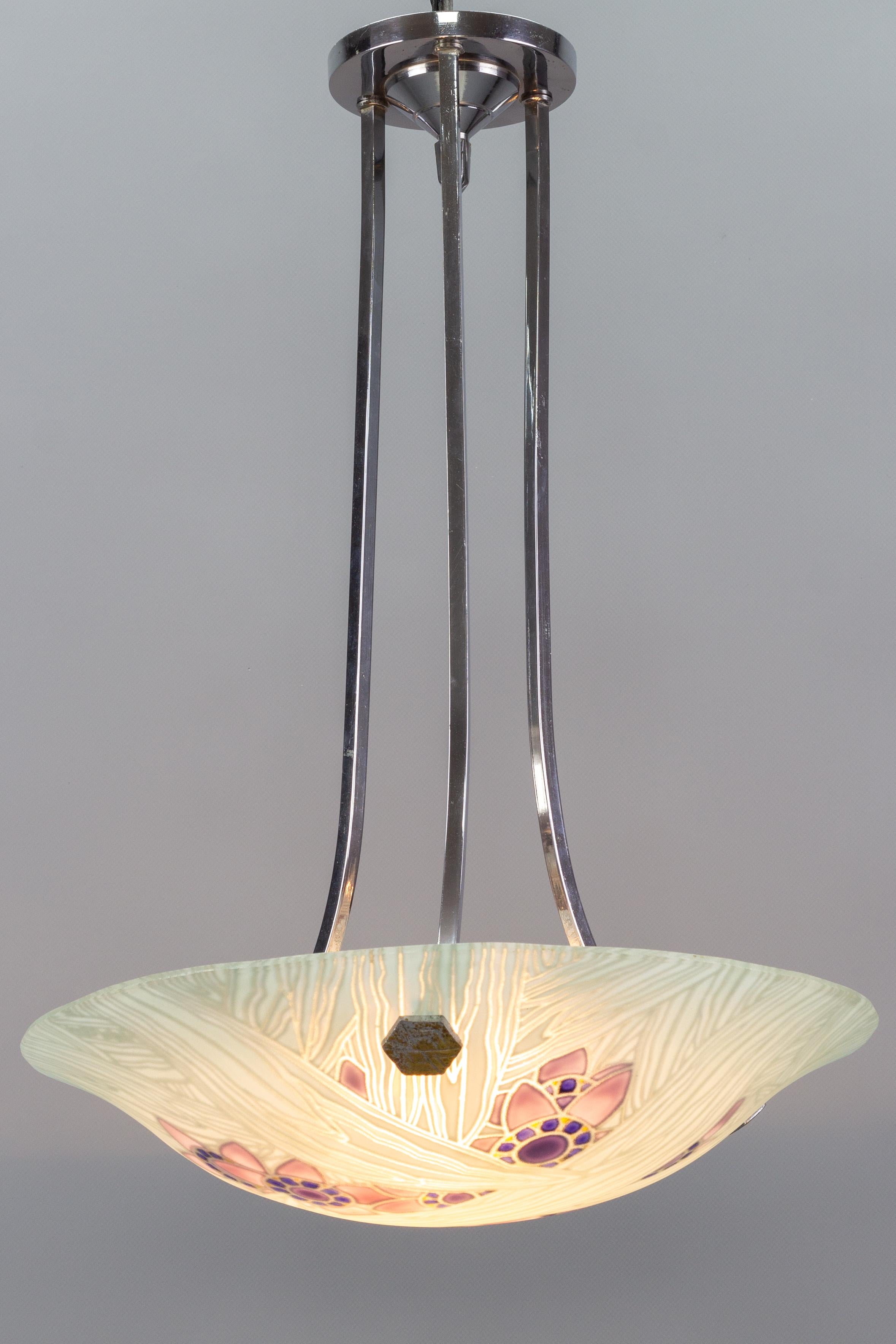 Émaillé Lampe à suspension Art Déco française en verre à fleurs et chrome signée Loys Lucha, années 1930 en vente