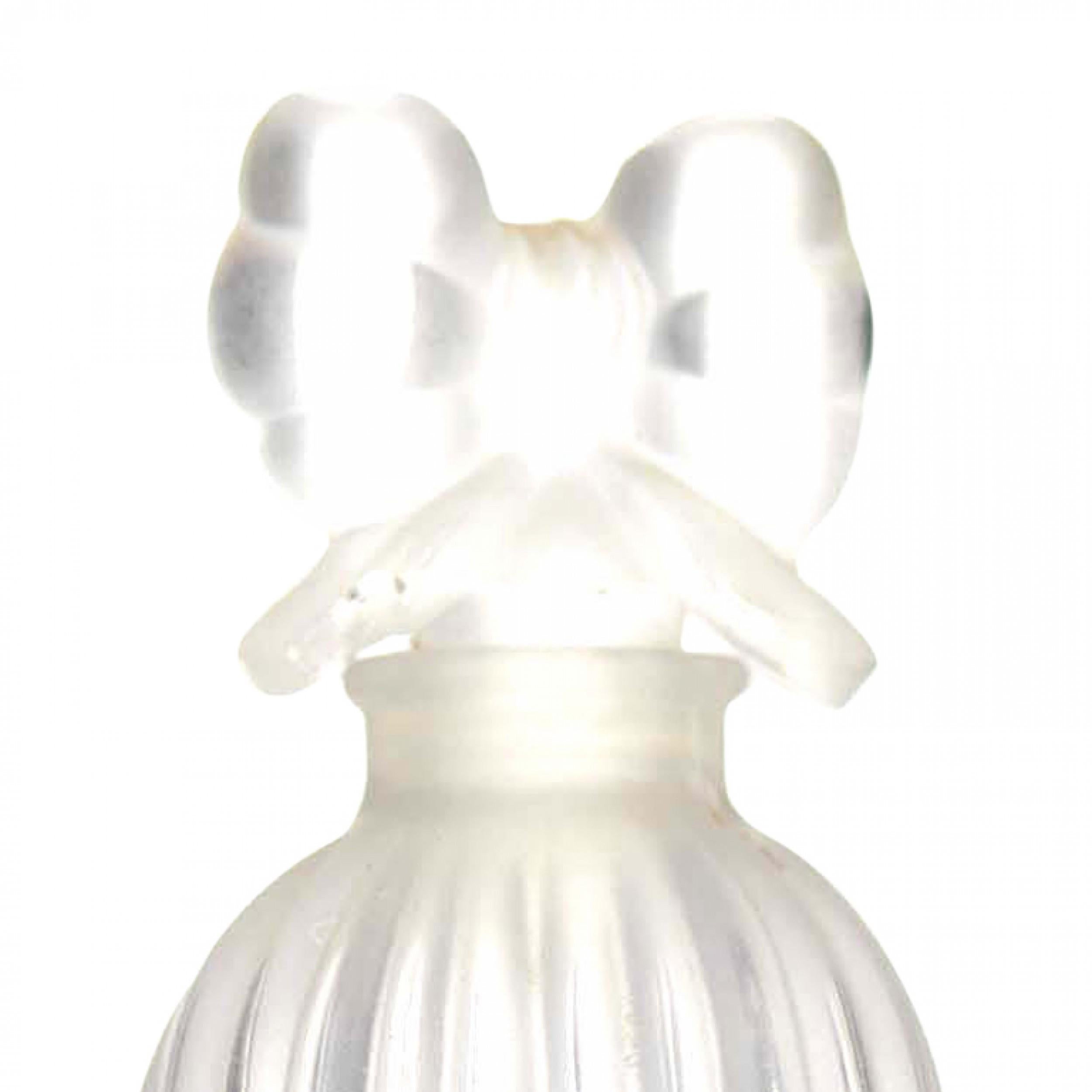 Französische Art Deco-Flasche aus Milchglas (INDISCRET von LUCIEN LELONG) mit rundem, hohem Körper, mit einem geformten Muster aus hängenden Drapierungen und einem bügelförmigen Verschluss (von Vierrerie Brosse) (ähnlich NIV218)