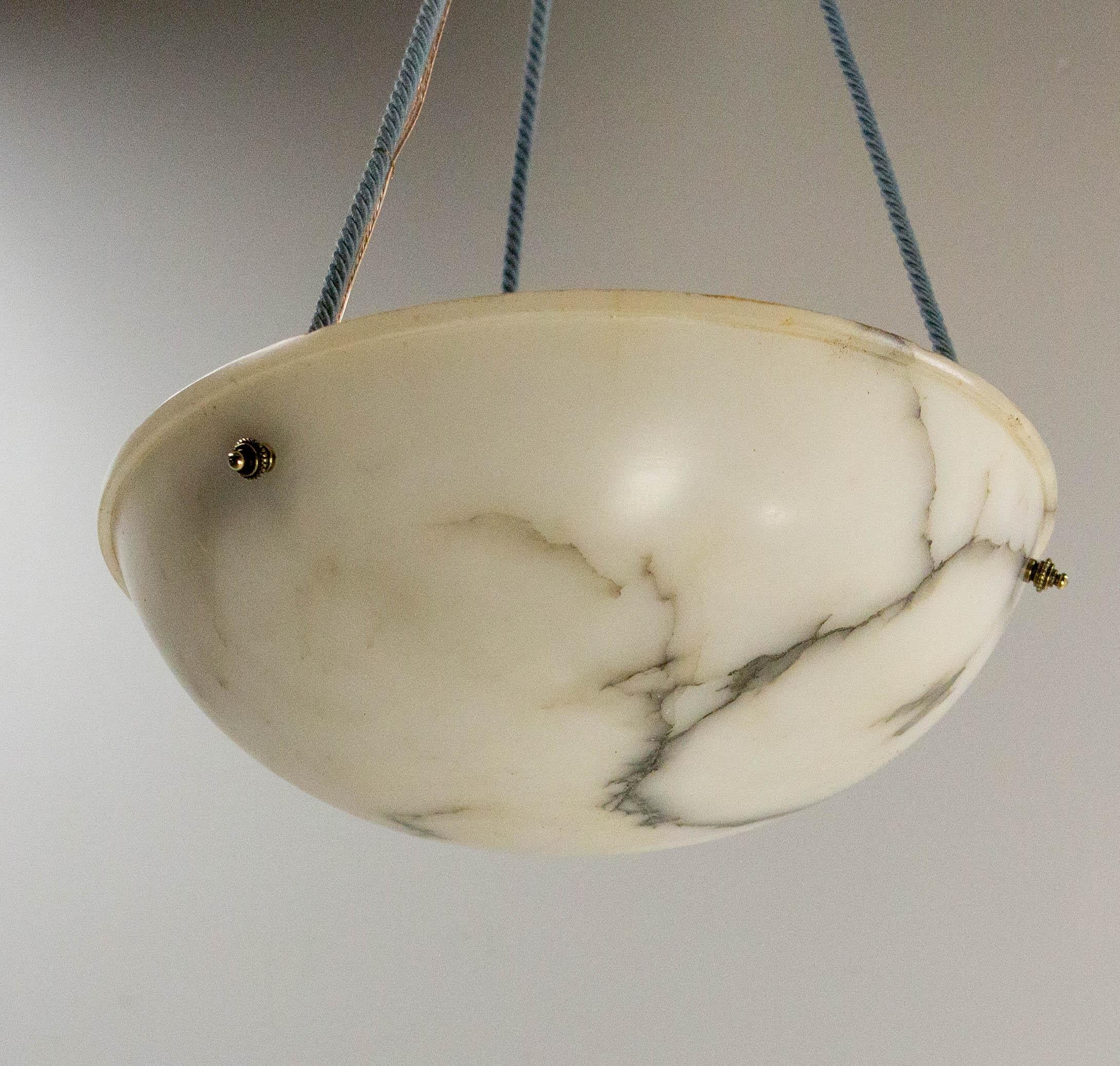 Französischer Art-Déco-Lüster aus Alabaster, um 19000 (Mitte des 20. Jahrhunderts) im Angebot