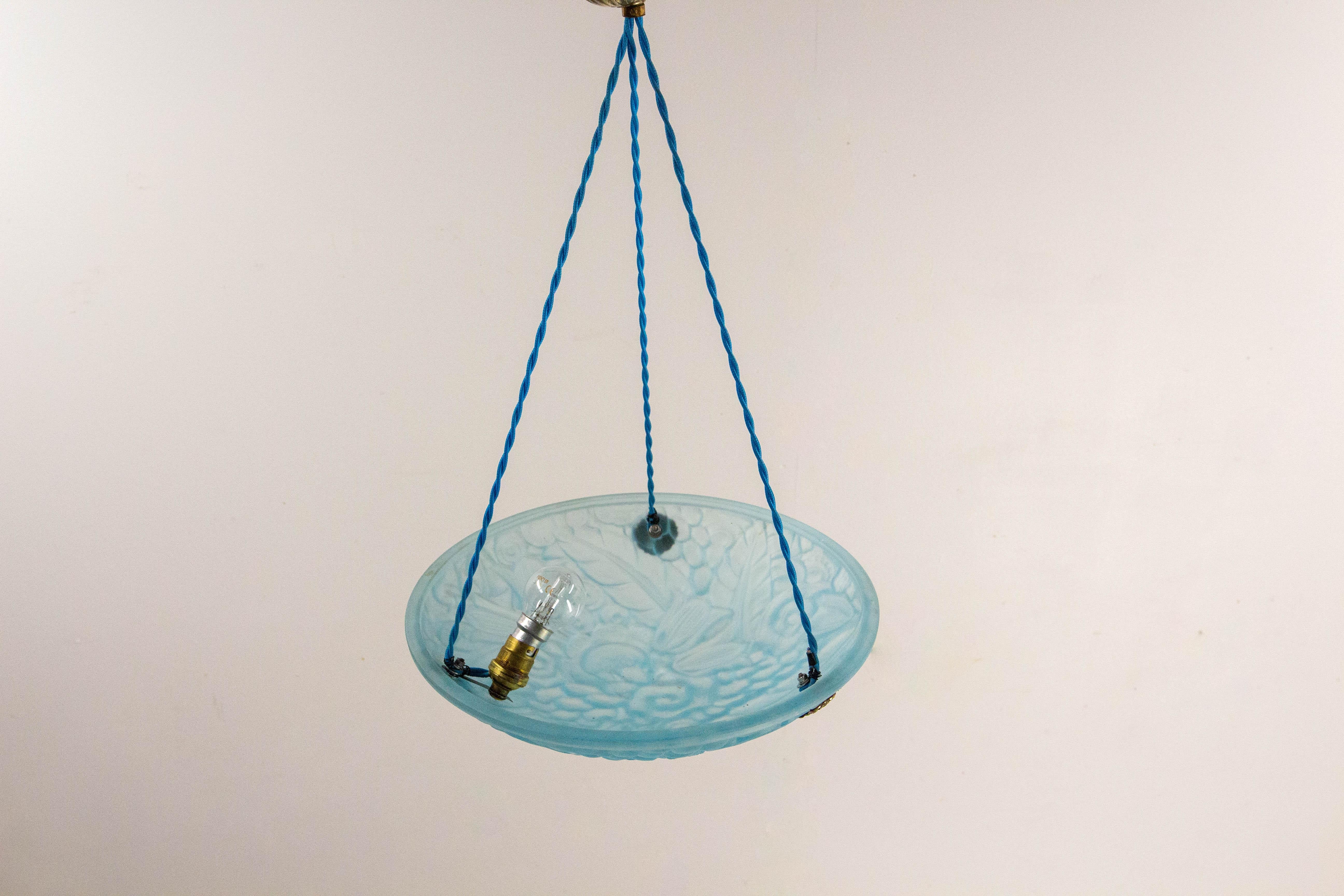 Lampadario Art Déco o lustro, francese
Vetro stampato e ottone congelato
Motivi di fiori e piume
1930
In ottime condizioni, l'elettrificazione è stata rifatta.

Spedizione:
D 35 H 11 2,5 Kg.