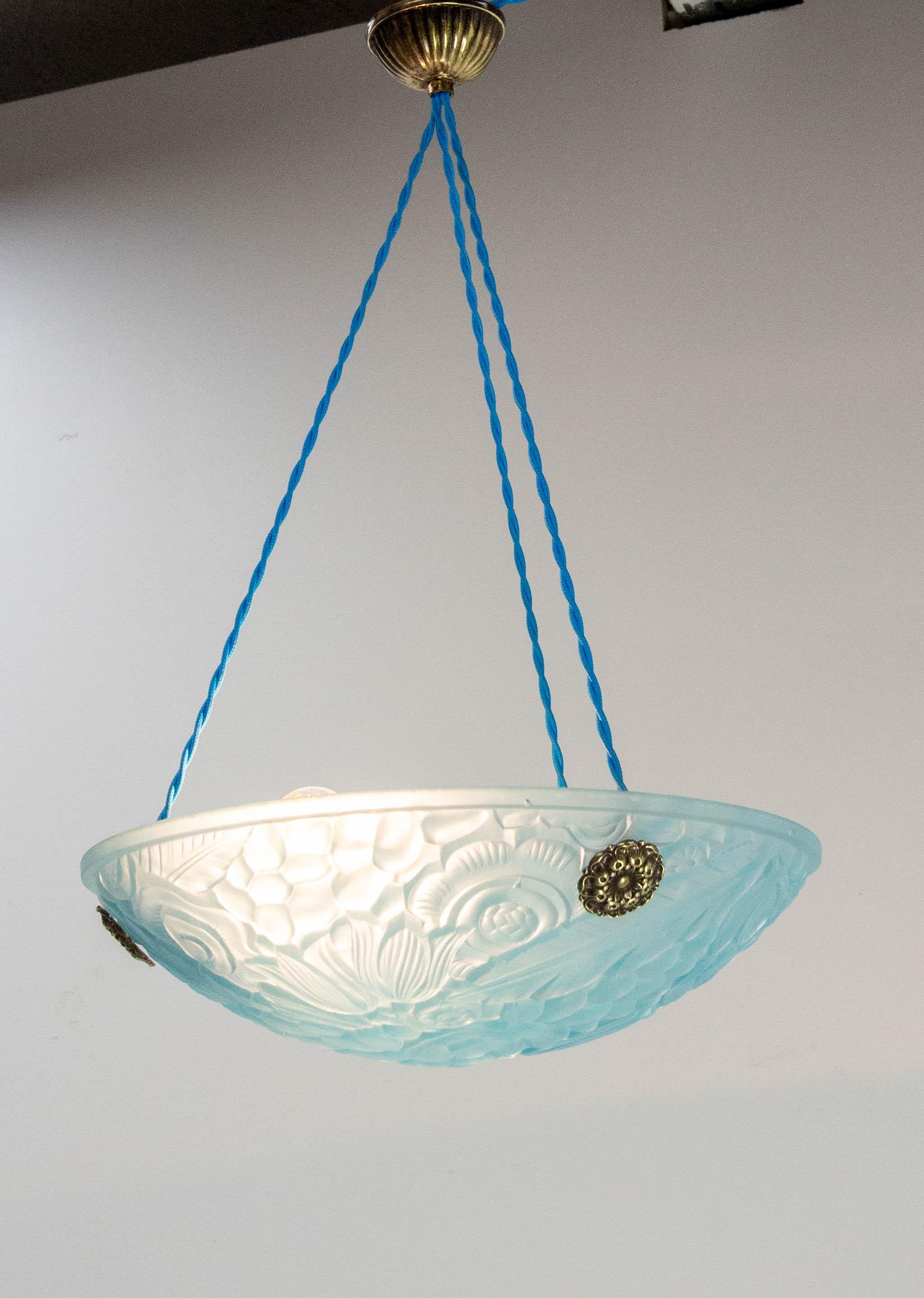 Francese Lampadario a sospensione da soffitto francese in vetro blu Lustre Art Glass, 1930 circa in vendita