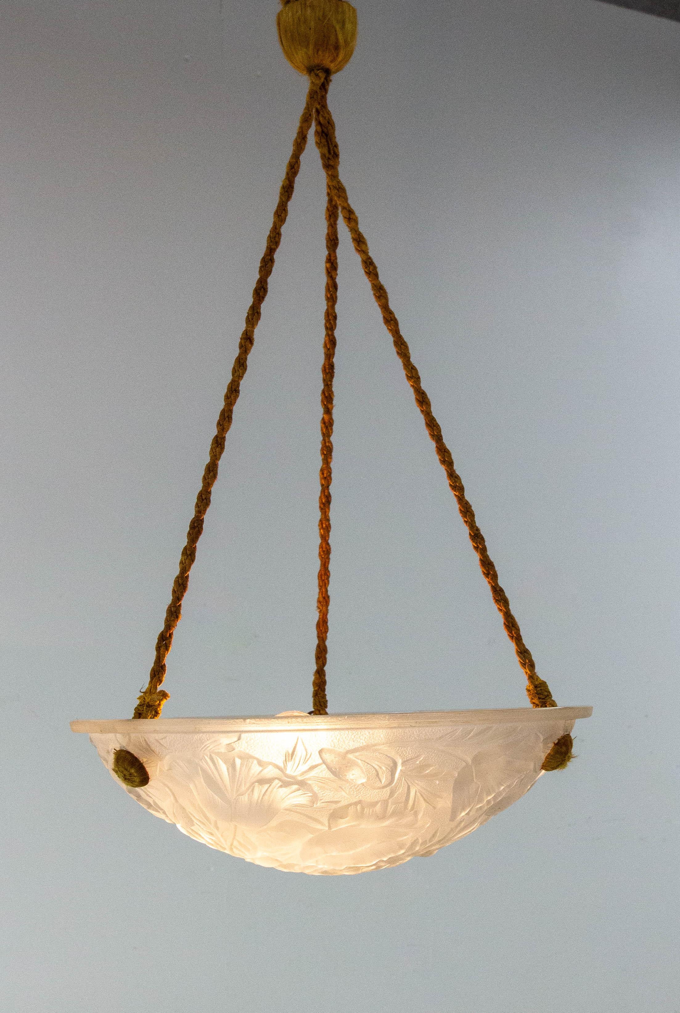 Lampadario Art Déco o lustro, francese
Vetro stampato e ottone congelato
Motivi floreali realistici
1930
Una piccolissima scheggiatura sulla parte inferiore del globo (vedi ultima foto).
In buone condizioni, l'elettrificazione e l'assemblaggio sono
