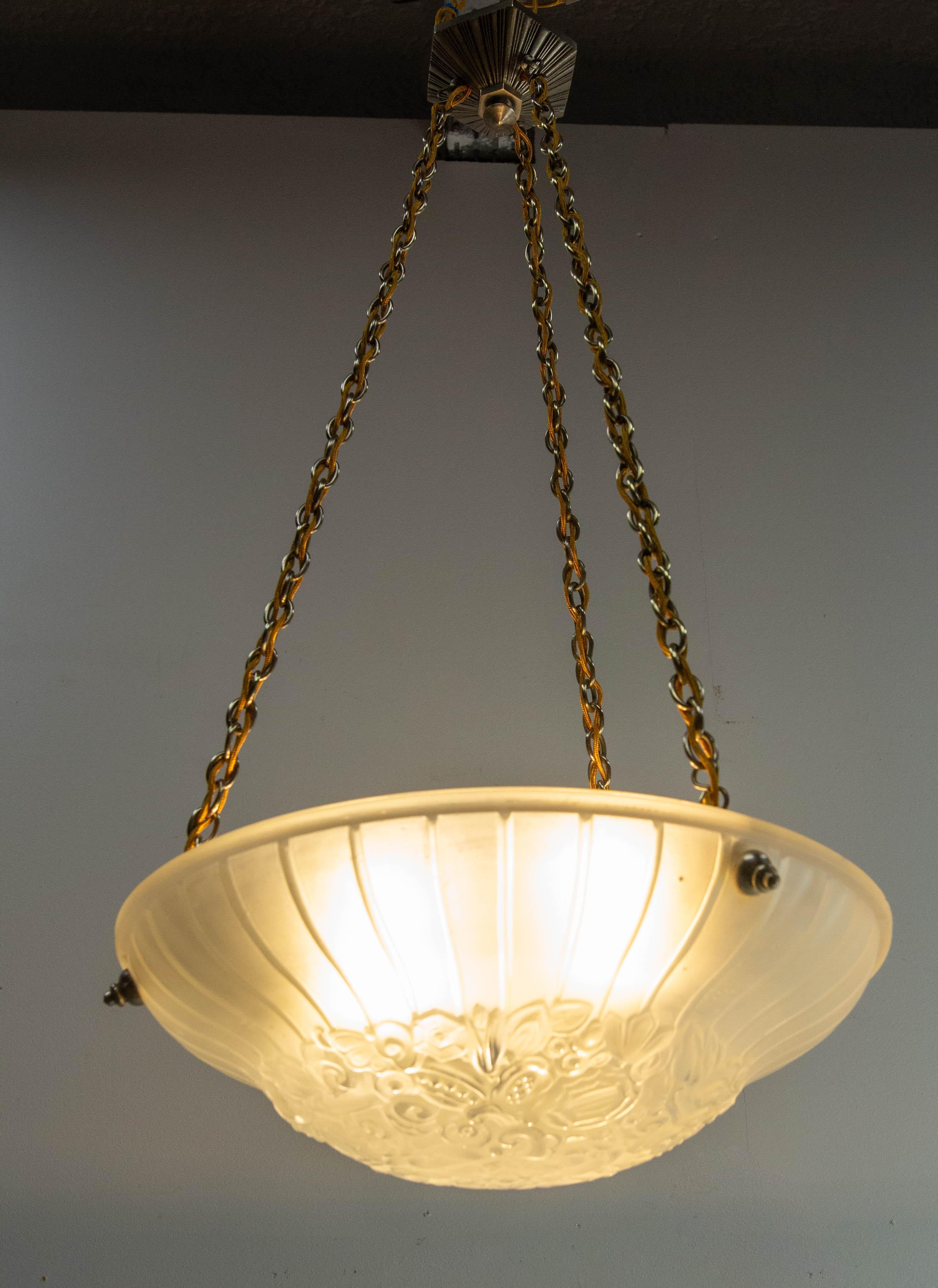 Lampadario Art Déco o lustro, francese
Vetro e cromo congelati
1925
Buono stato

Spedizione:
D 35 H 11 3,8 Kg.