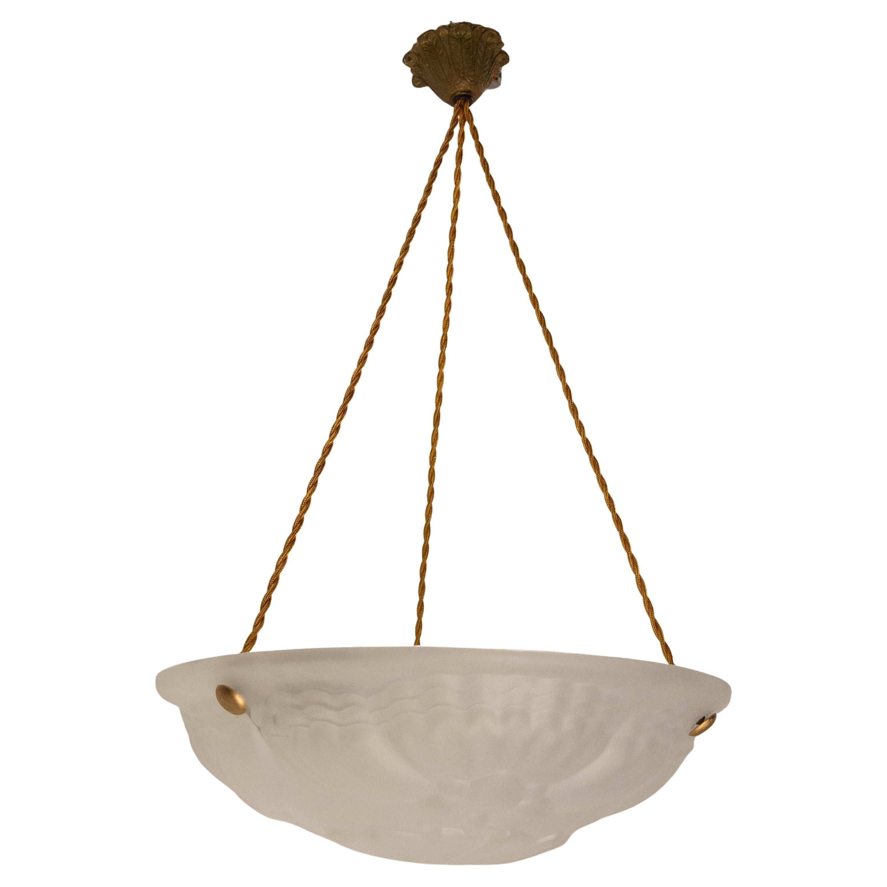 Art Deco chandelier or lustre, French
Frozen glass and brass
1930
Good condition a chip on the glass, not disturbing (please see last photo).

Shipping:
D 35 H 11 1.2 Kg.