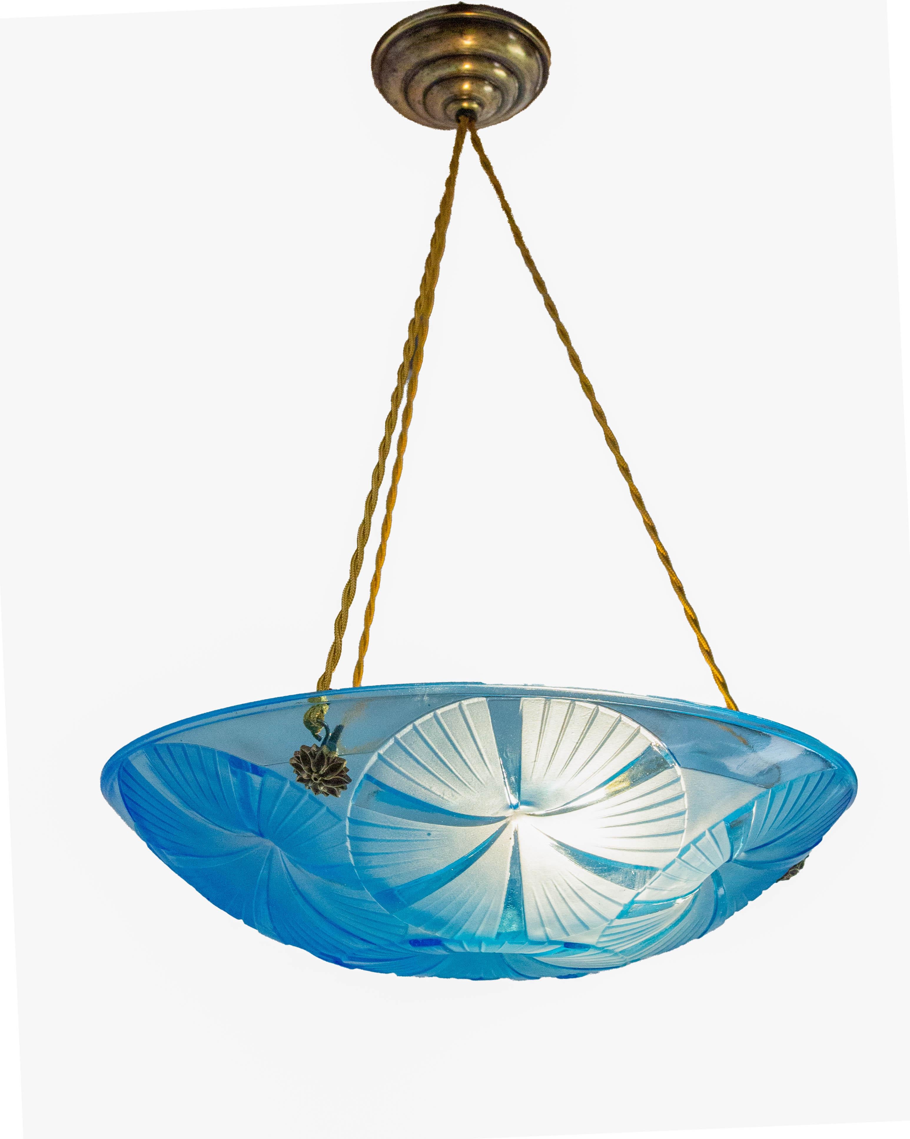 Lampadario Art Déco o lustro, francese
Vetro stampato e ottone congelato
Motivi geometrici e foglie stilizzate.
1930
David David era un artista e industriale del vetro, fondatore e proprietario della Verrerie D'Art Degué di boulevard Malesherbes a