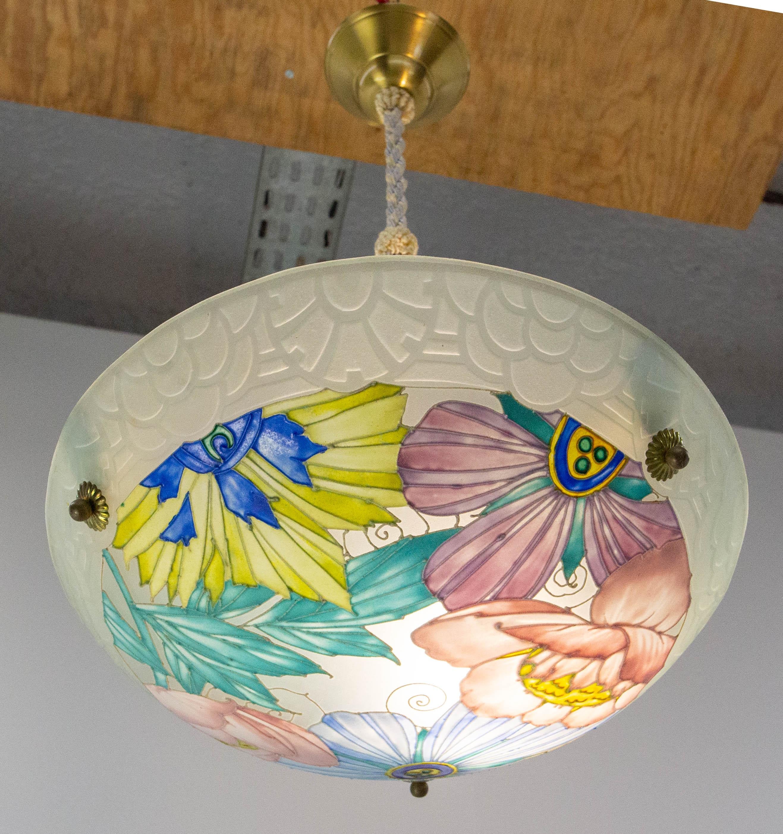 Lampadario Art Déco o lustro, francese
Un ottimo e attraente plafonnier smaltato in policromia sospeso da Loys Lucha.
Loys Lucha produsse molti lustri tra il 1920 e il 1935. 
Le sue creazioni colorate e ispirate alla natura sono ancora oggi molto