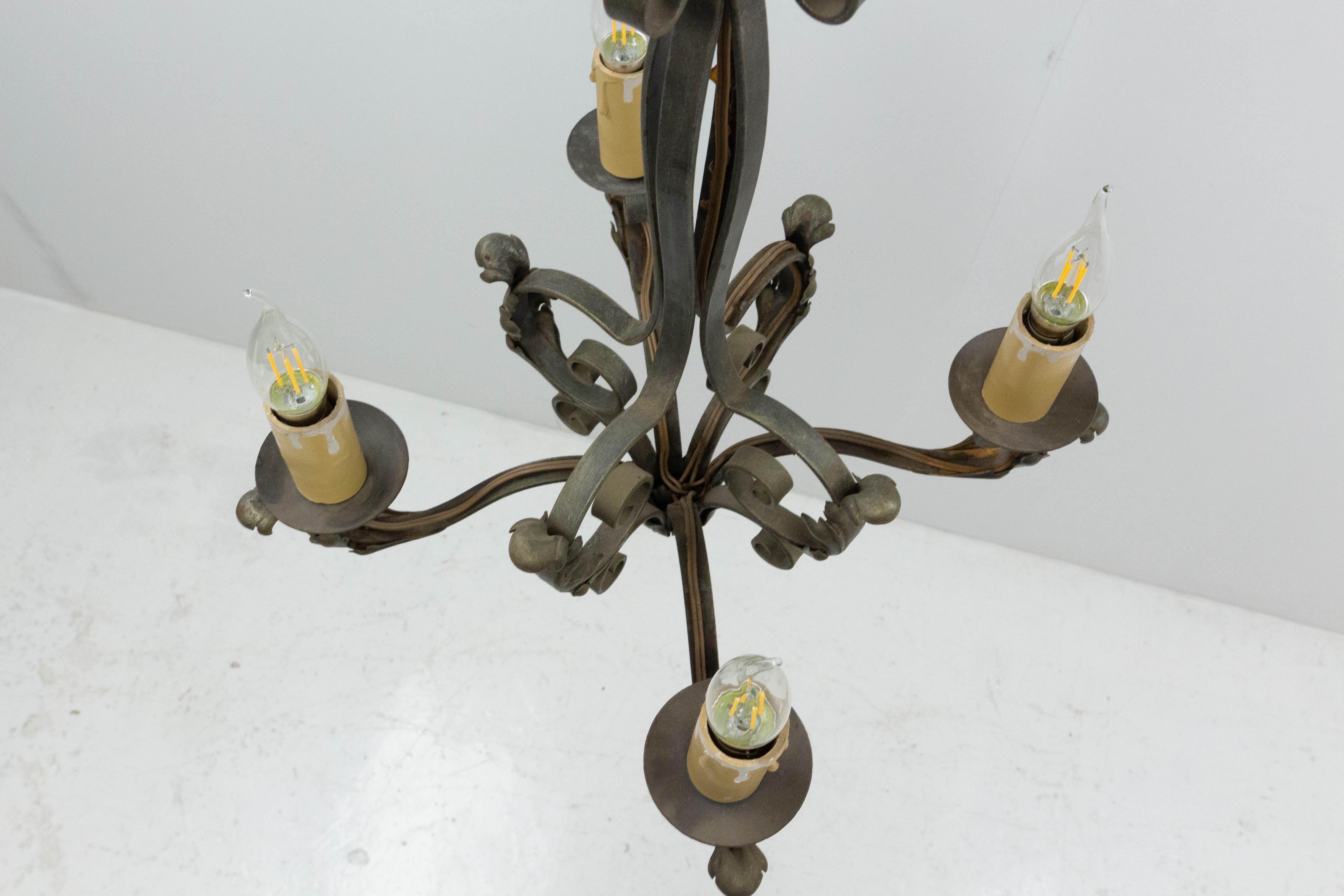 Art Deco chandelier or lustre, French
Wrought iron with Acanthus Leaves
1930
Good condition.
This can be rewired to USA or EU and UK standards.

Shipping:
D 50 H 54 3.1kg.