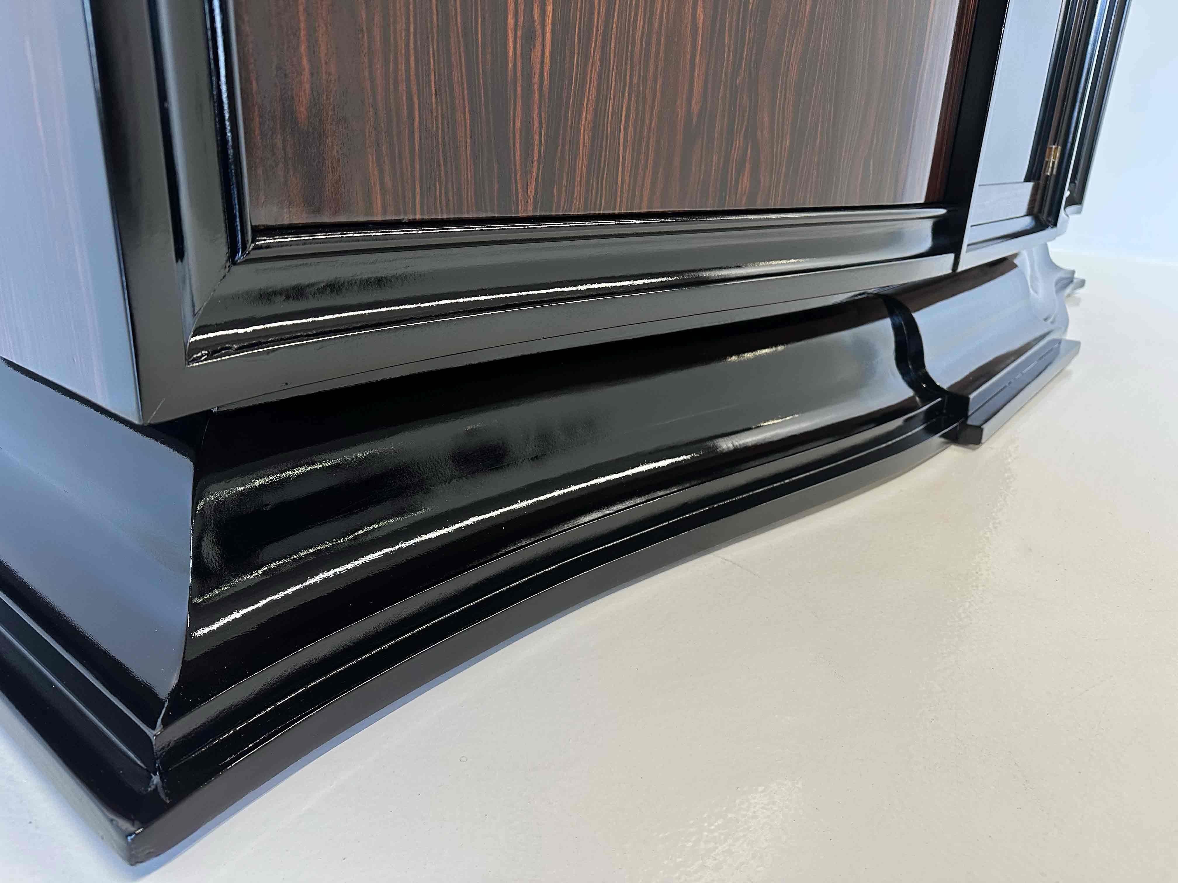 Credenza Art Deco francese in macassar e lacca nera, anni '30 in vendita 5