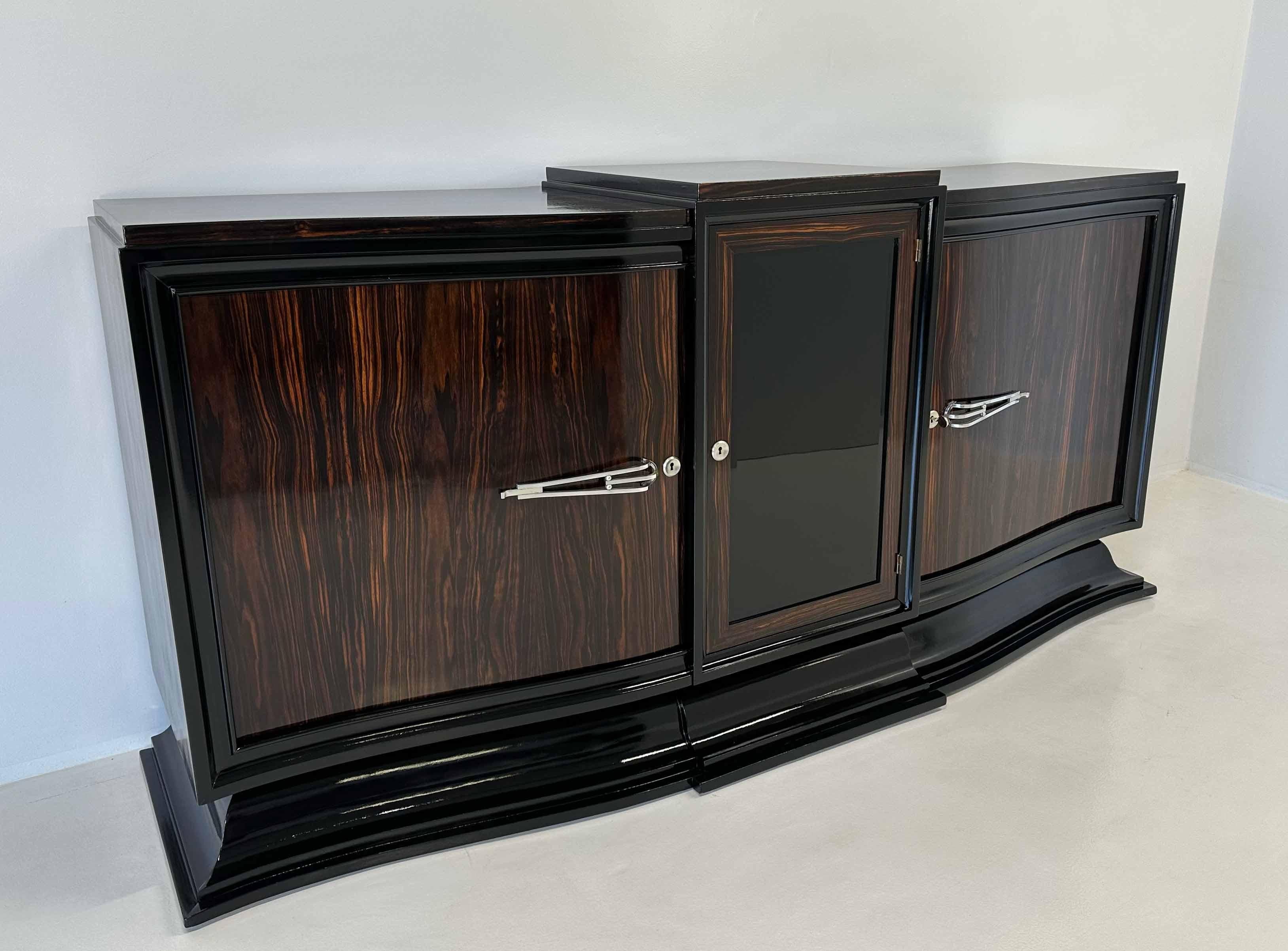 Credenza Art Deco francese in macassar e lacca nera, anni '30 In condizioni buone in vendita a Meda, MB