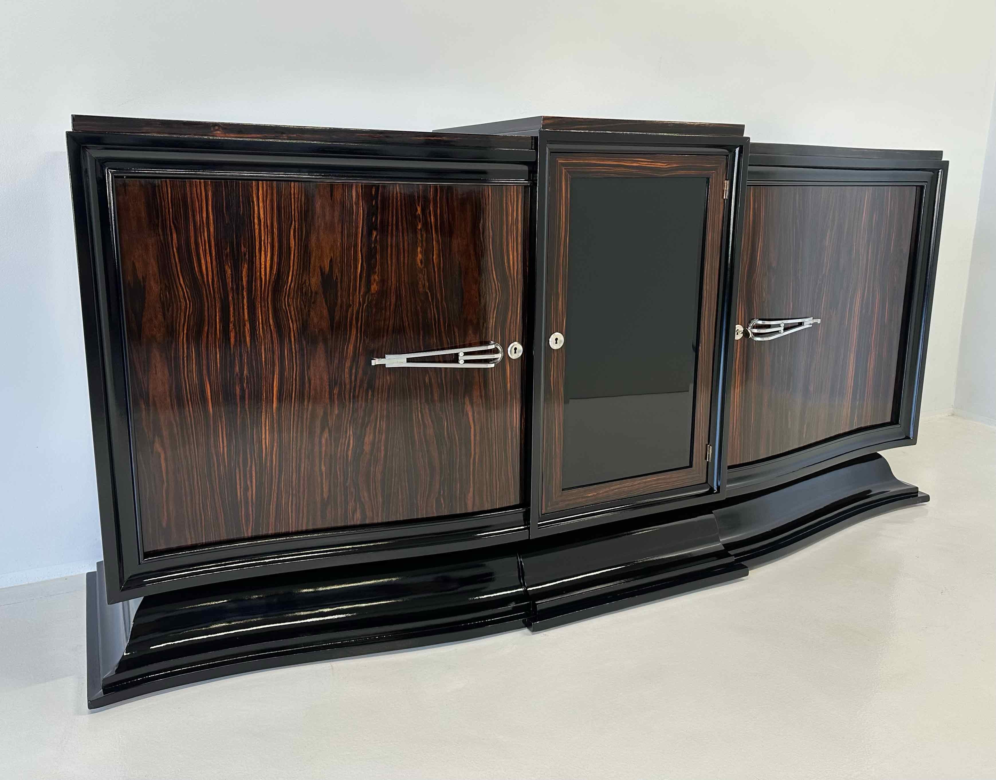 Metà XX secolo Credenza Art Deco francese in macassar e lacca nera, anni '30 in vendita