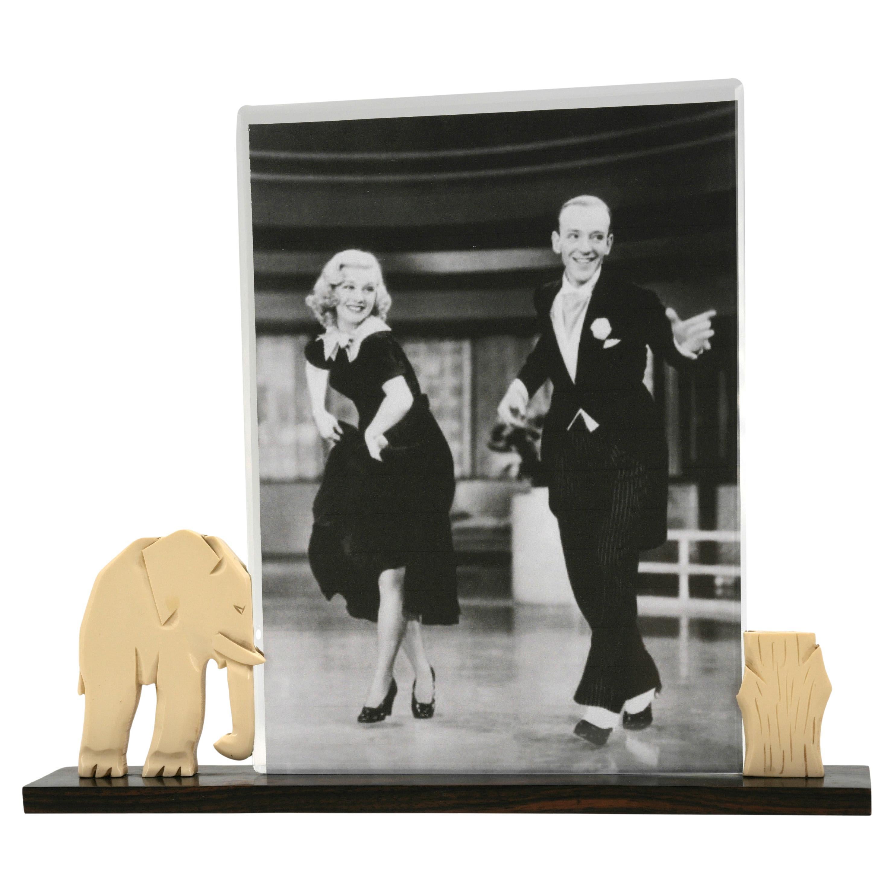 French Art Deco Macassar & Bakelite Elephant Photo-Frame, 1930s In Good Condition For Sale In Saint-Amans-des-Cots, FR