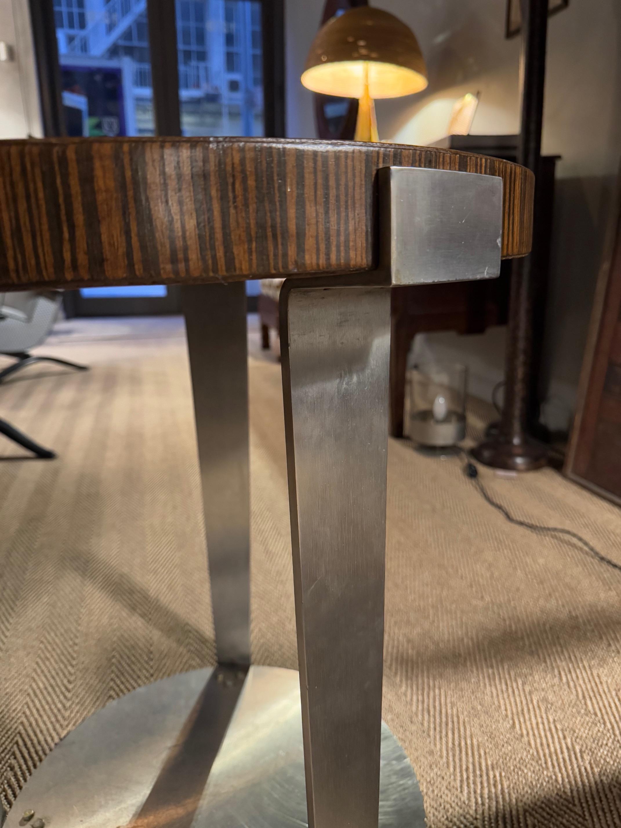 Français Table d'appoint Art déco français en ébène de Macassar et acier en vente