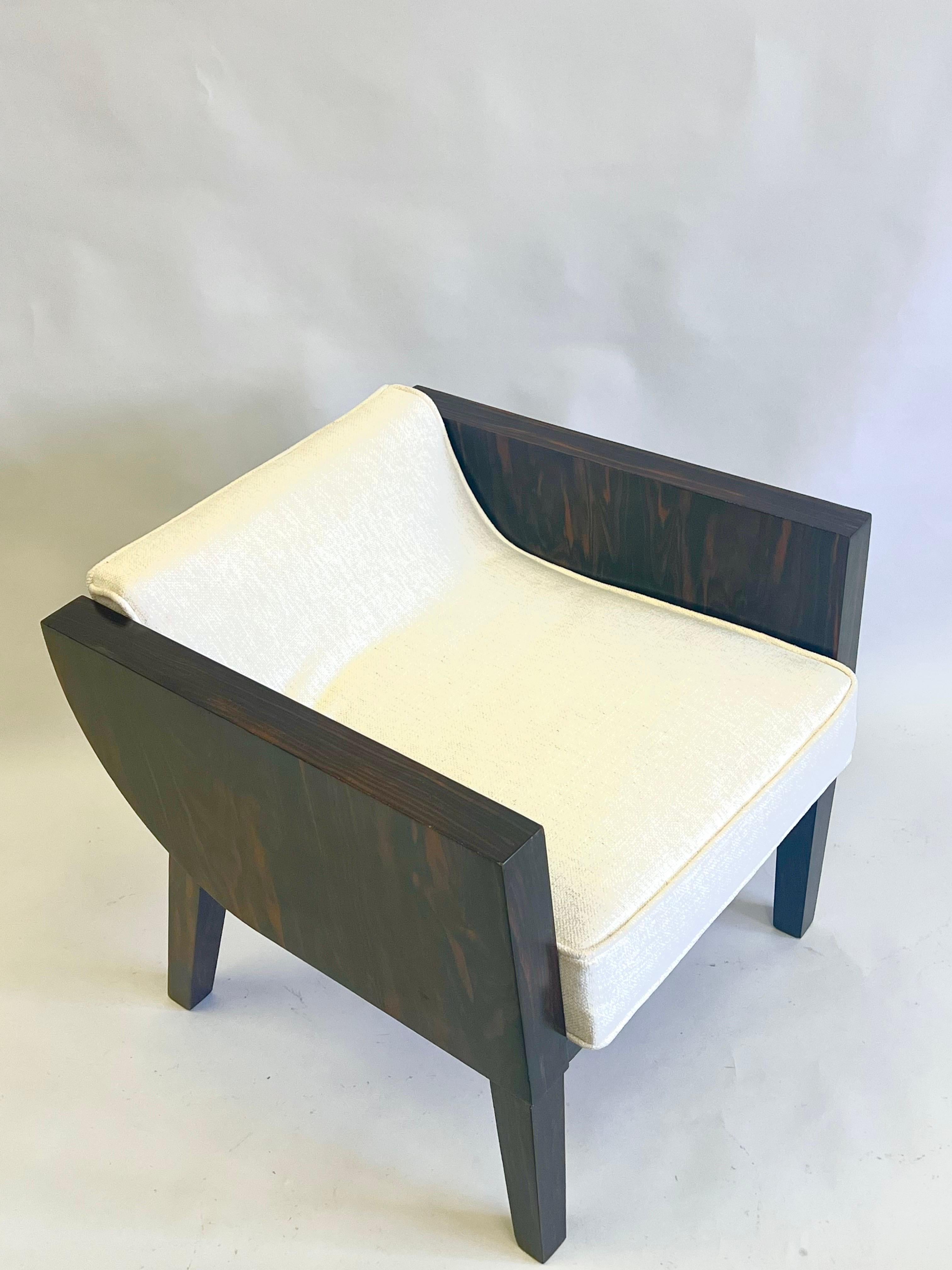 Ein eleganter und zeitloser französischer Art Deco Sessel / Lounge Chair aus Makassar Ebenholz und im Stil von Emile-Jacques Ruhlmann. Der Stuhl ist ein hervorragendes Beispiel für den Kubismus und den Einfluss der afrikanischen Kunst auf das