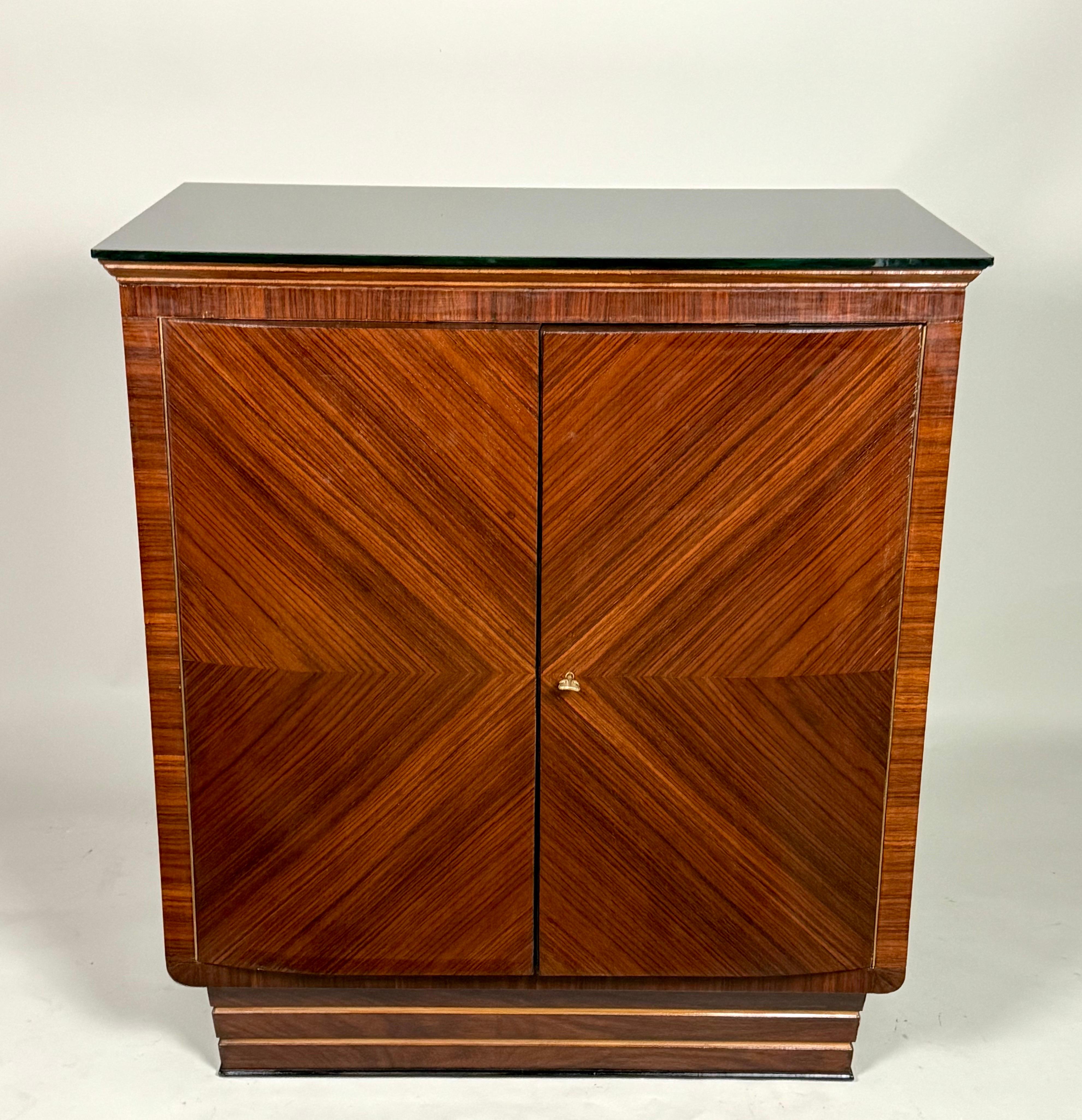 2 Eleganti armadi / credenze / buffet francesi in stile Art Déco del maestro francese Emile Jacques Ruhlmann del 1925-1932 circa. (Prezzo e vendita come pezzi singoli). Le vetrine sono composte da un raro legno di ebano Macassar e presentano una