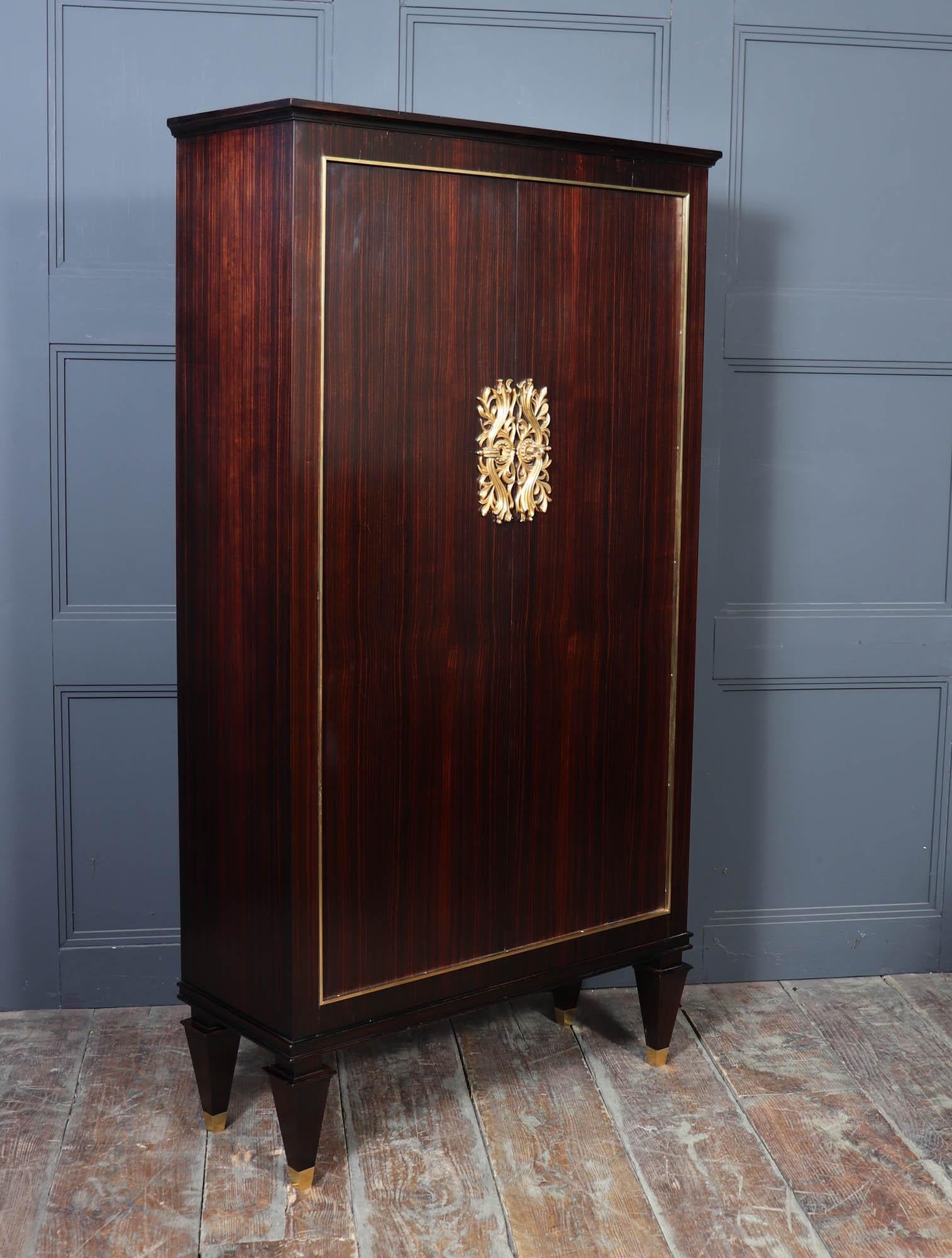 Mobile Art Deco francese in ebano Macassar con montature in bronzo dorato, 1930 ca. in vendita 5