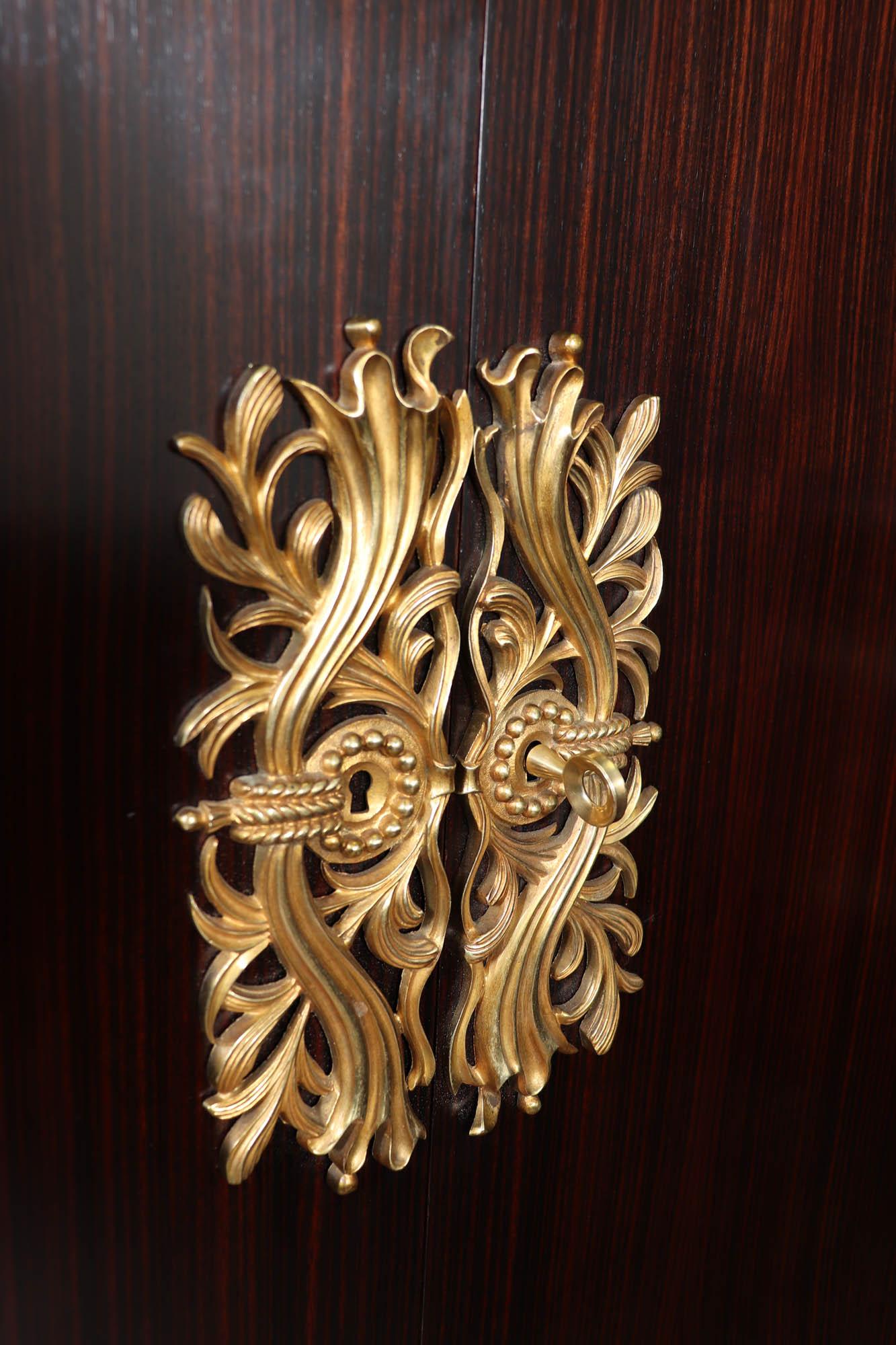 Mobile Art Deco francese in ebano Macassar con montature in bronzo dorato, 1930 ca. in vendita 8
