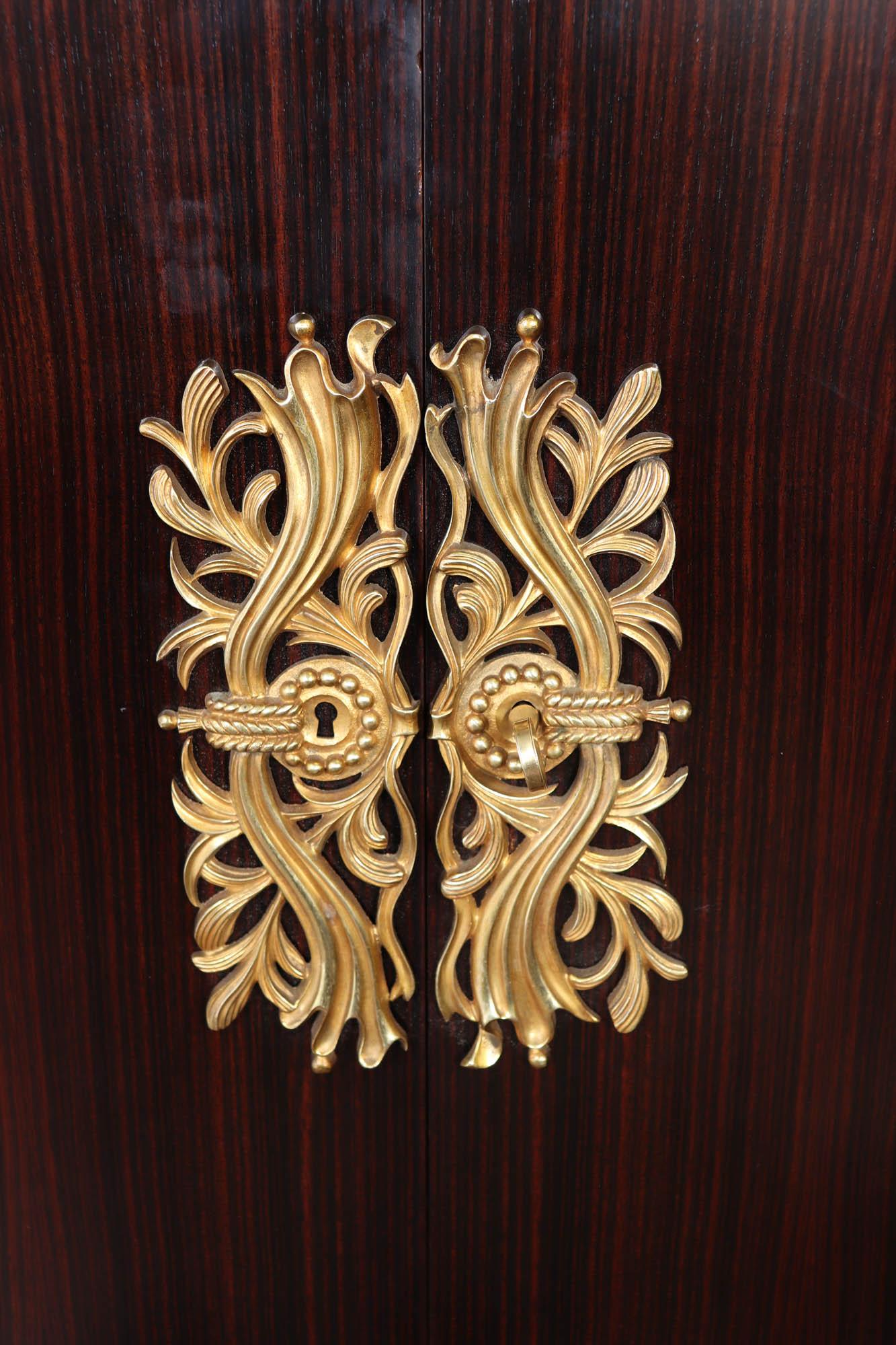 Francese Mobile Art Deco francese in ebano Macassar con montature in bronzo dorato, 1930 ca. in vendita